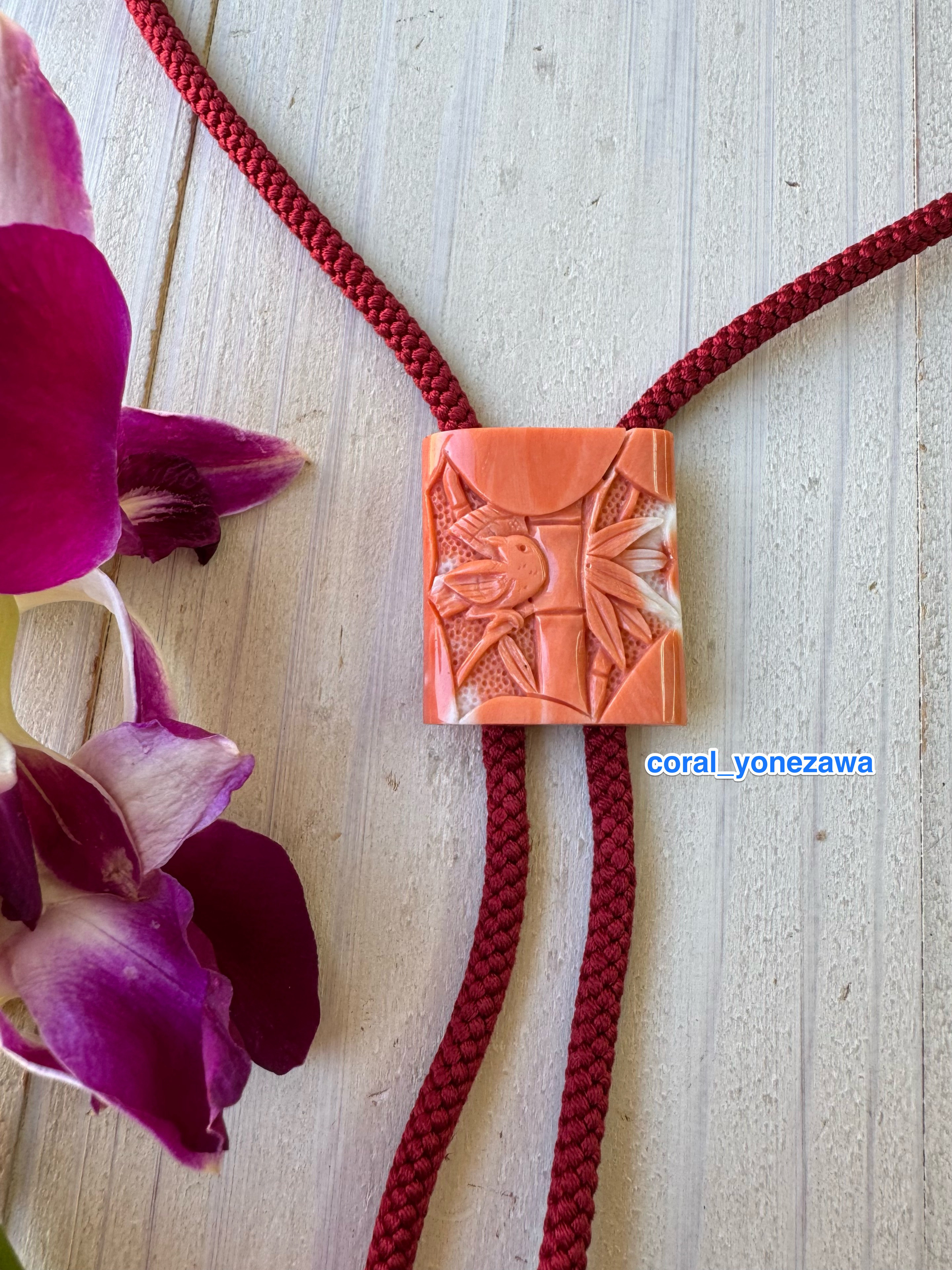 【高知県産モモイロサンゴ】【縁起物図案】朱竹に雀　ループタイ　アウトレット処分品