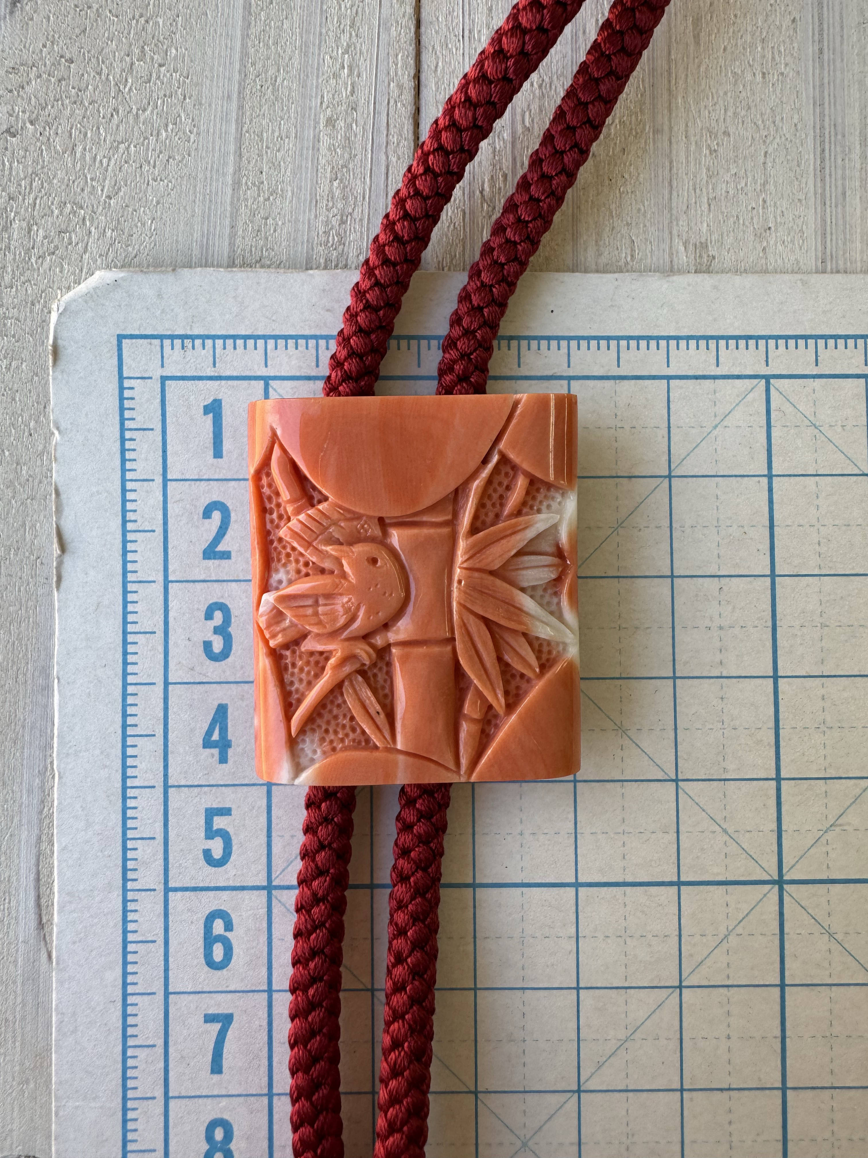 【高知県産モモイロサンゴ】【縁起物図案】朱竹に雀　ループタイ　アウトレット処分品