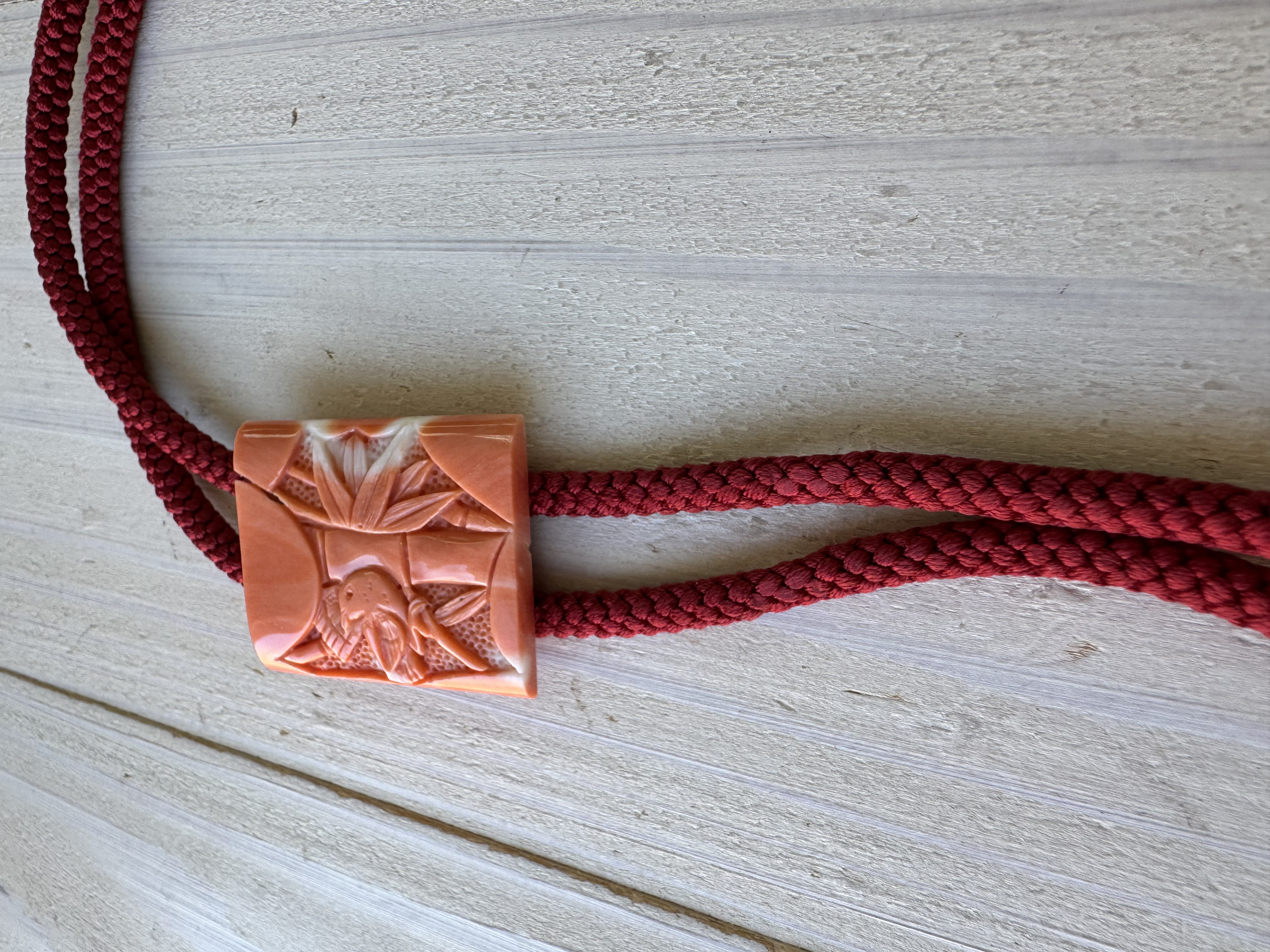 【高知県産モモイロサンゴ】【縁起物図案】朱竹に雀　ループタイ　アウトレット処分品