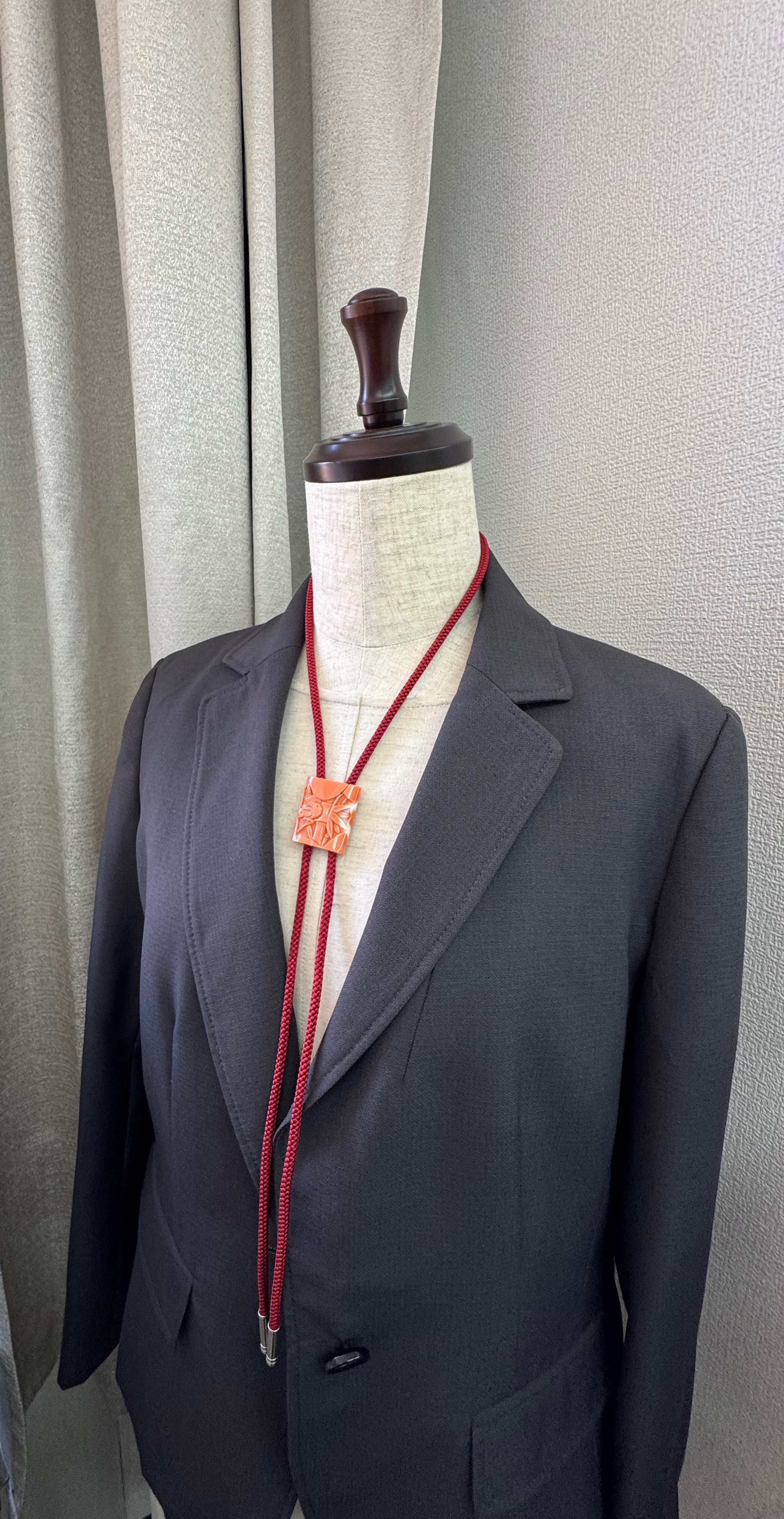 【高知県産モモイロサンゴ】【縁起物図案】朱竹に雀　ループタイ　アウトレット処分品