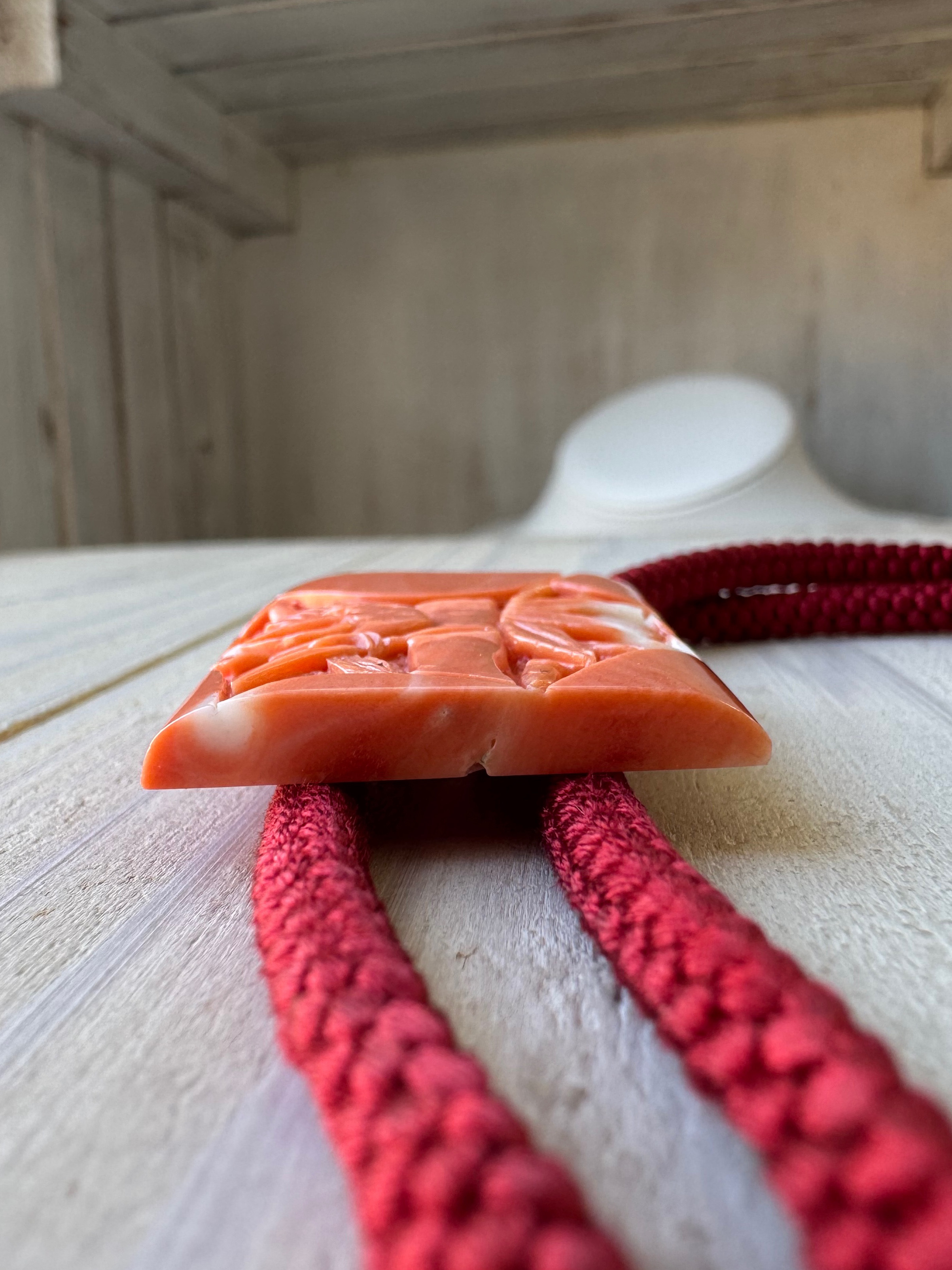 【高知県産モモイロサンゴ】【縁起物図案】朱竹に雀　ループタイ　アウトレット処分品