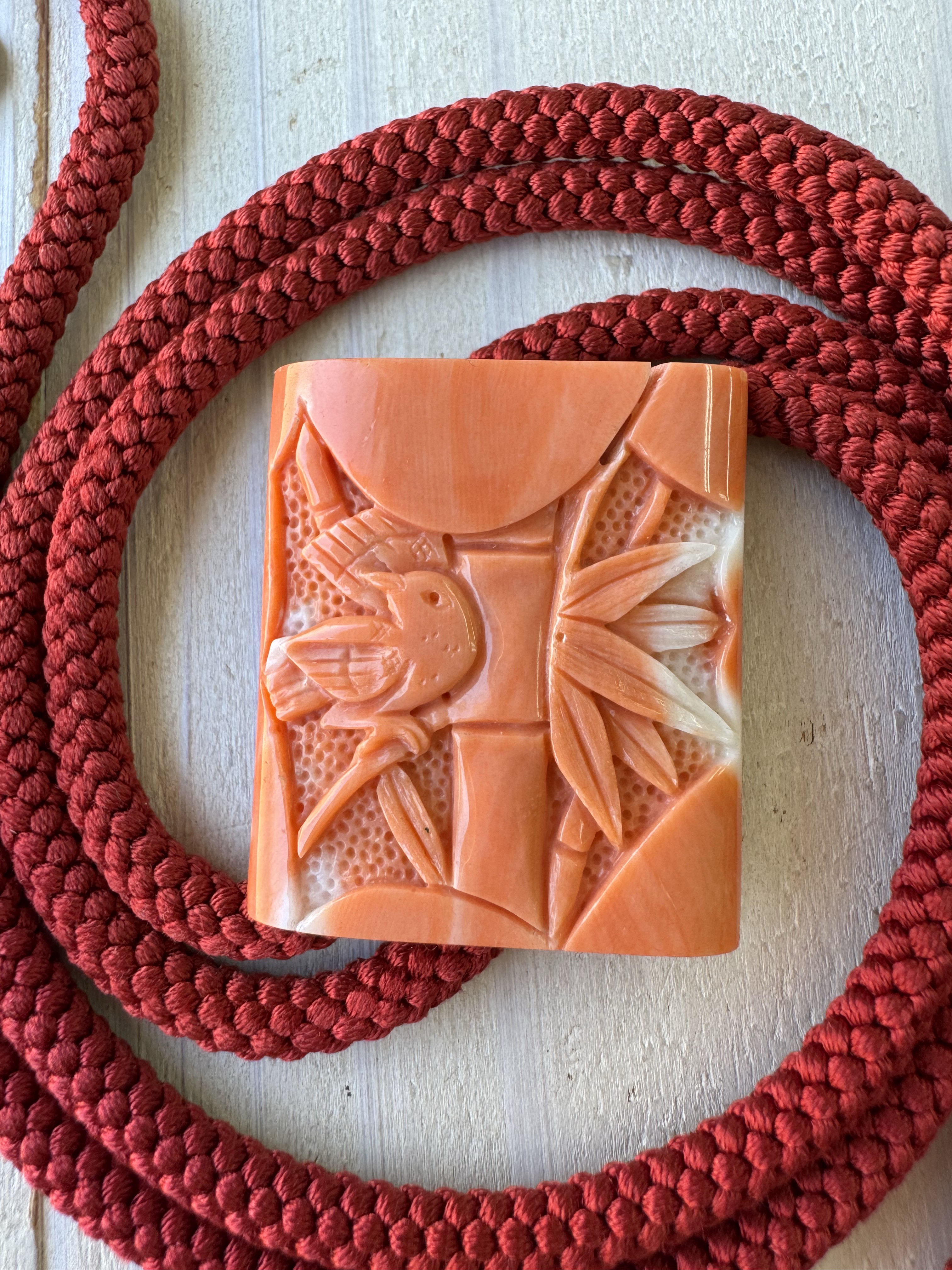 【高知県産モモイロサンゴ】【縁起物図案】朱竹に雀　ループタイ　アウトレット処分品