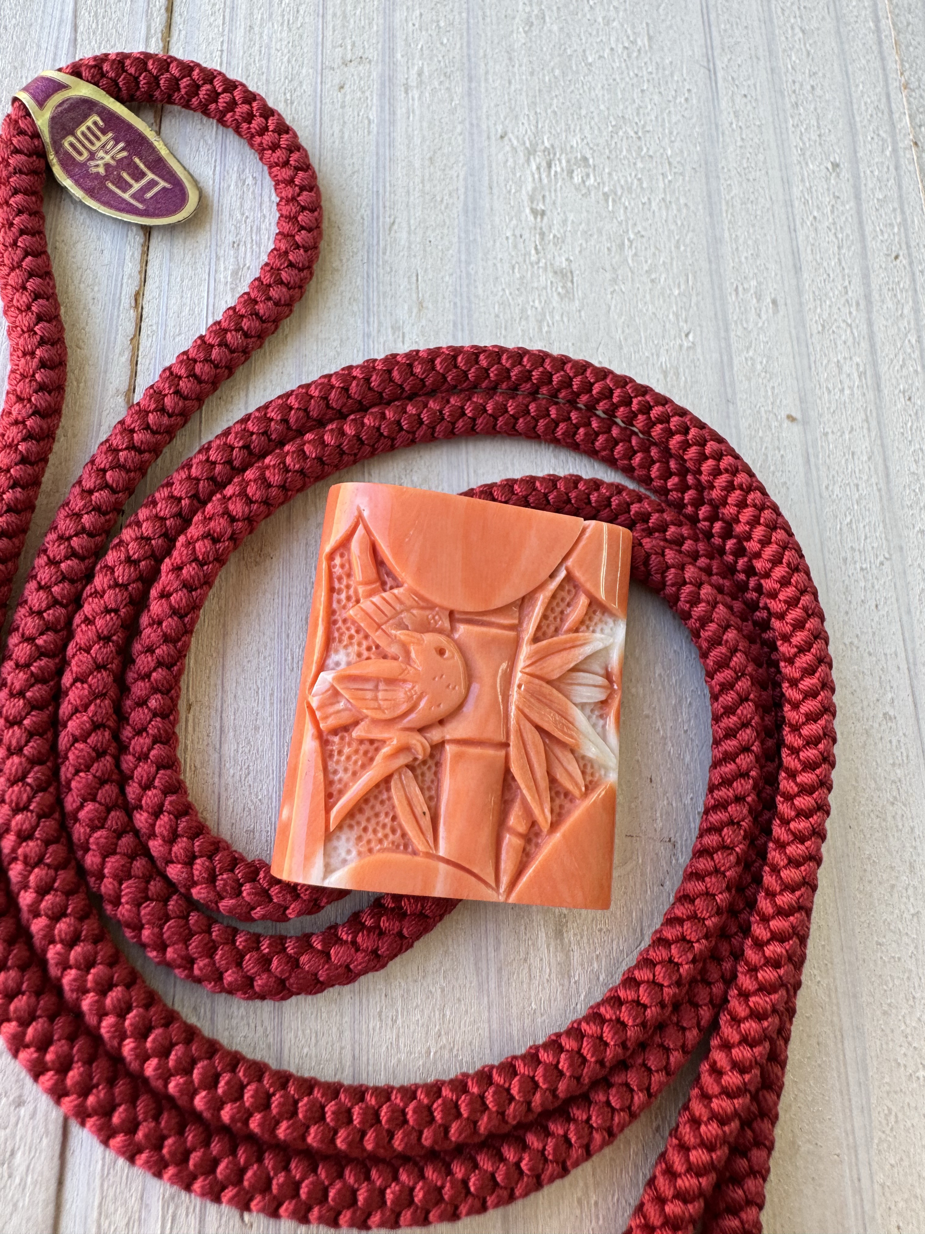 【高知県産モモイロサンゴ】【縁起物図案】朱竹に雀　ループタイ　アウトレット処分品