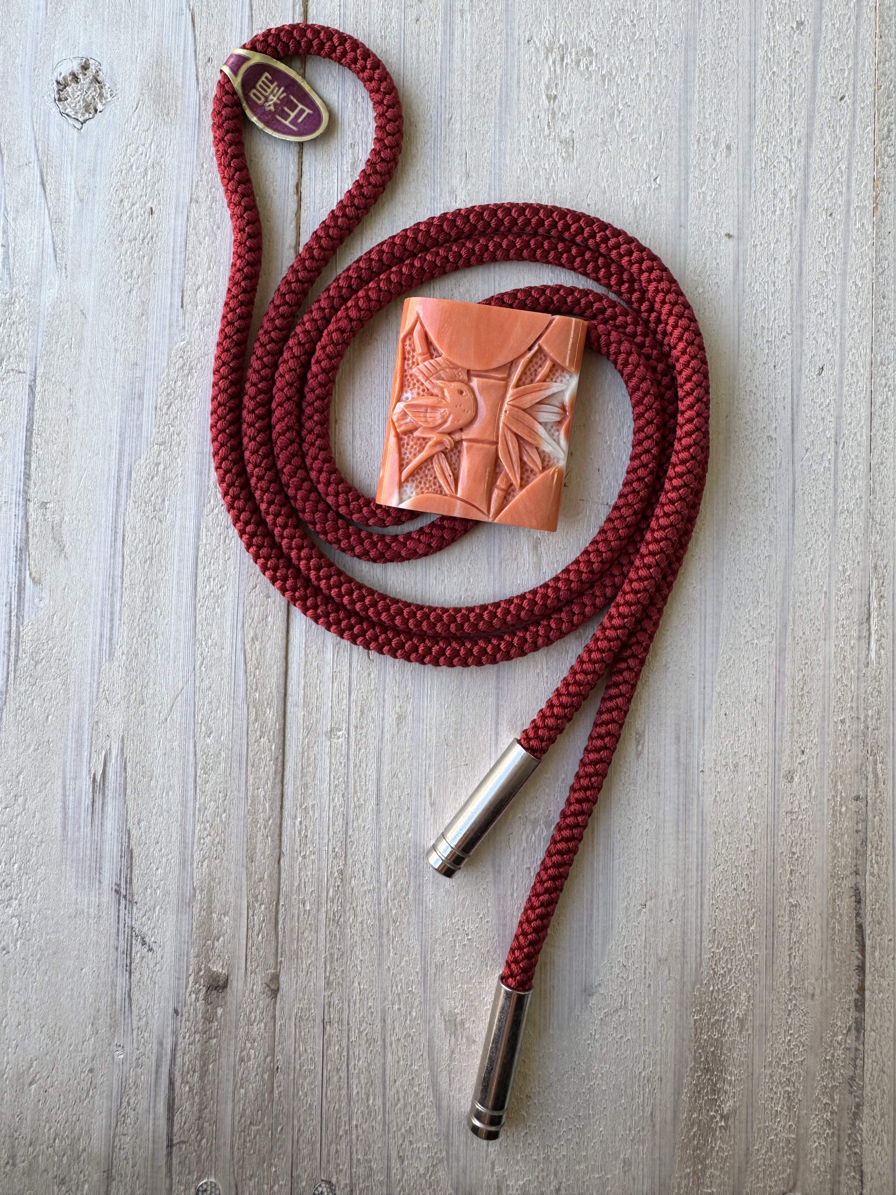 【高知県産モモイロサンゴ】【縁起物図案】朱竹に雀　ループタイ　アウトレット処分品