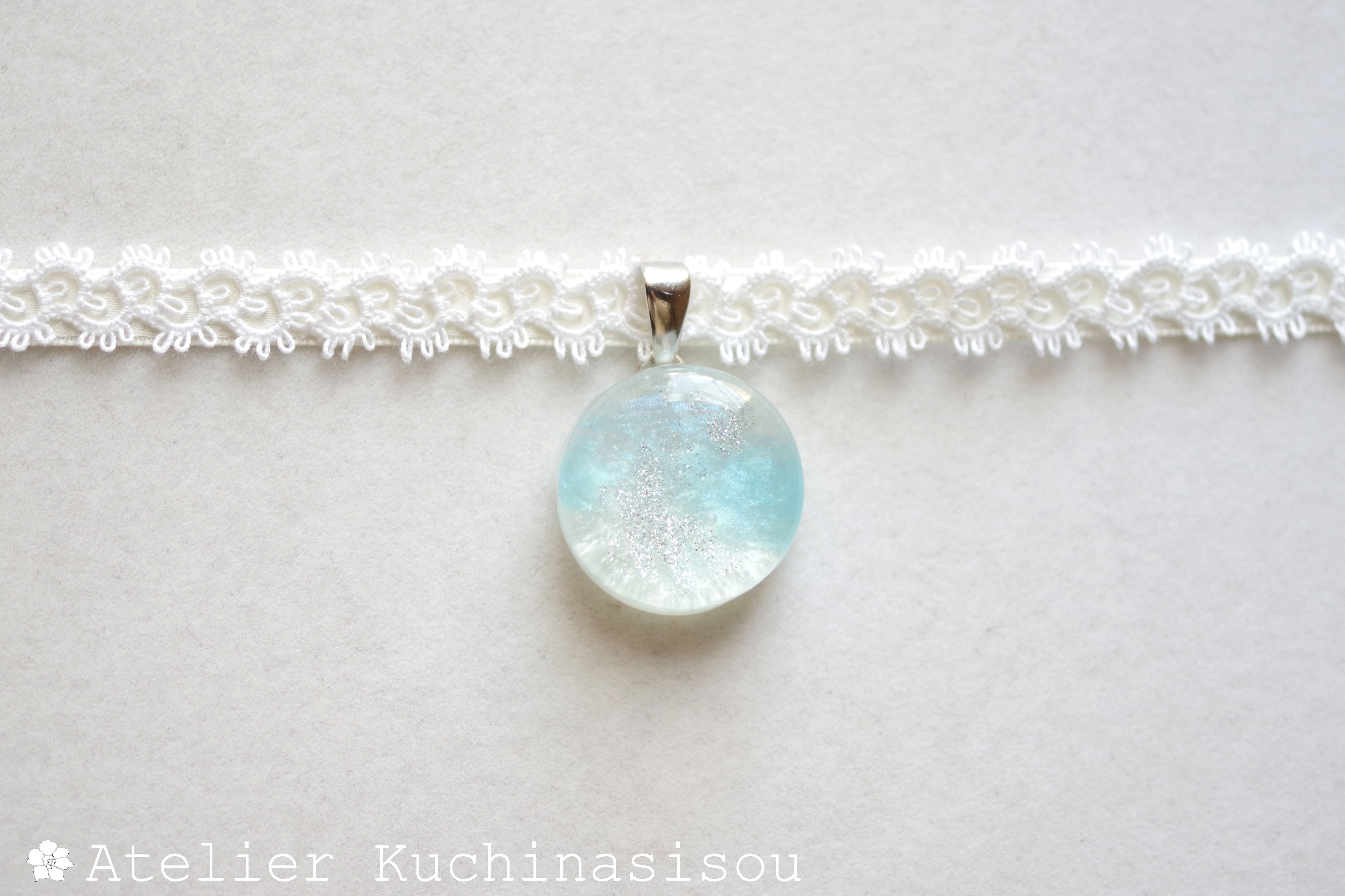 【受注製作】レジンアート　ラウンドモチーフとタティングレースとサテンリボンのチョーカー〈清流〉