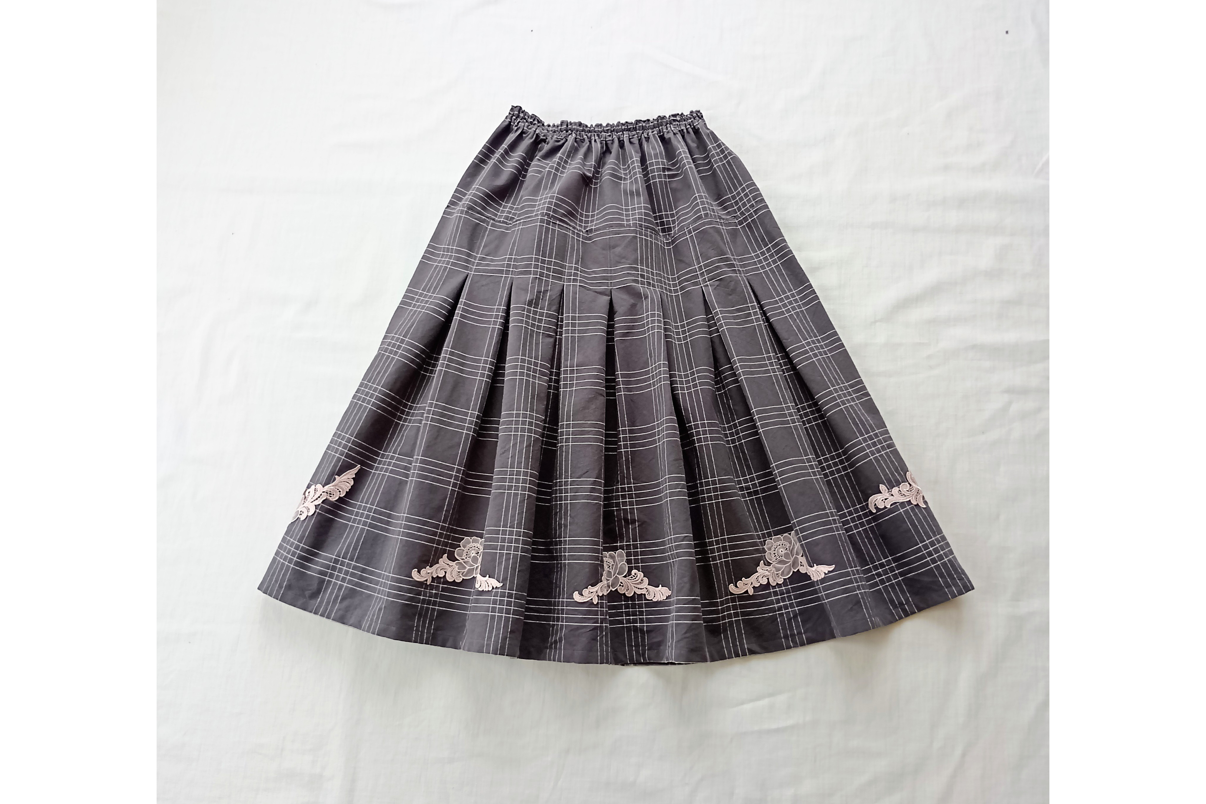 さくら色のレースモチーフが映えるプリーツスカート