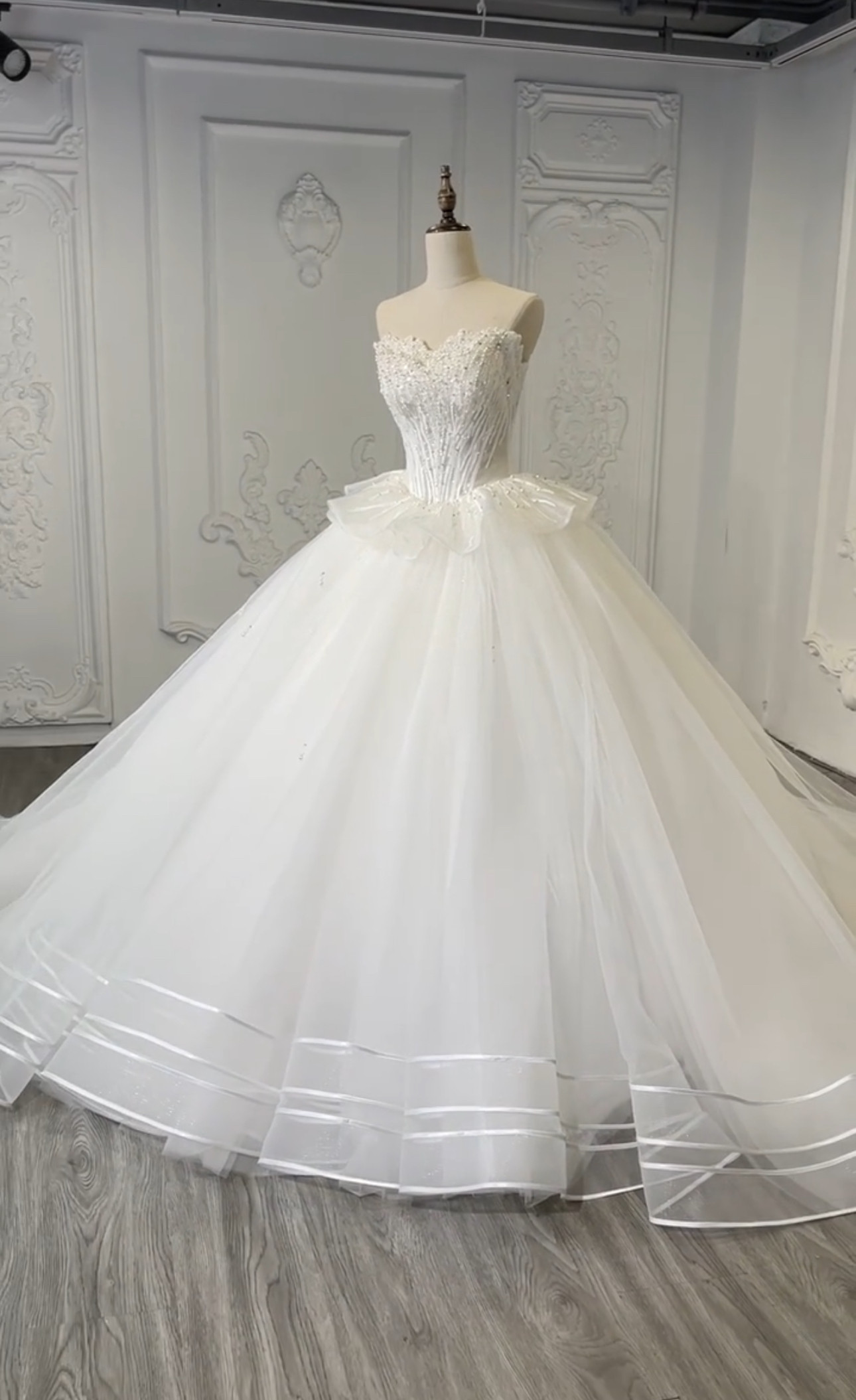 ラッフルスカート　パール付き　おしゃれなウェディングドレス　ふんわりチュール　チューブトップ　ロングトレーン　ブライダル