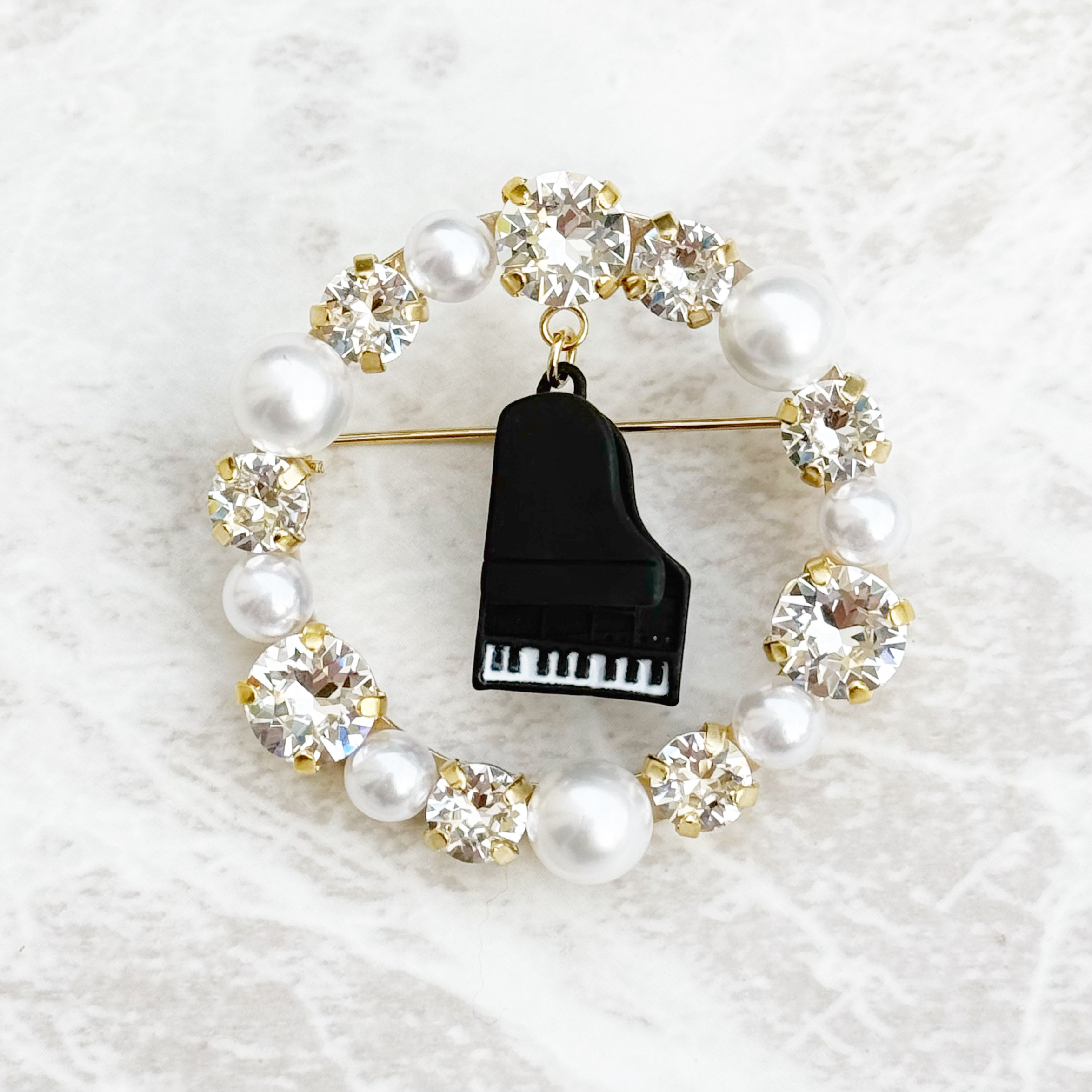 ★送料無料★【選べる4way】 ♪ピアノブローチ リースブローチ 発表会 卒業式　鍵盤 ネックレス　フォーマル　大きめ