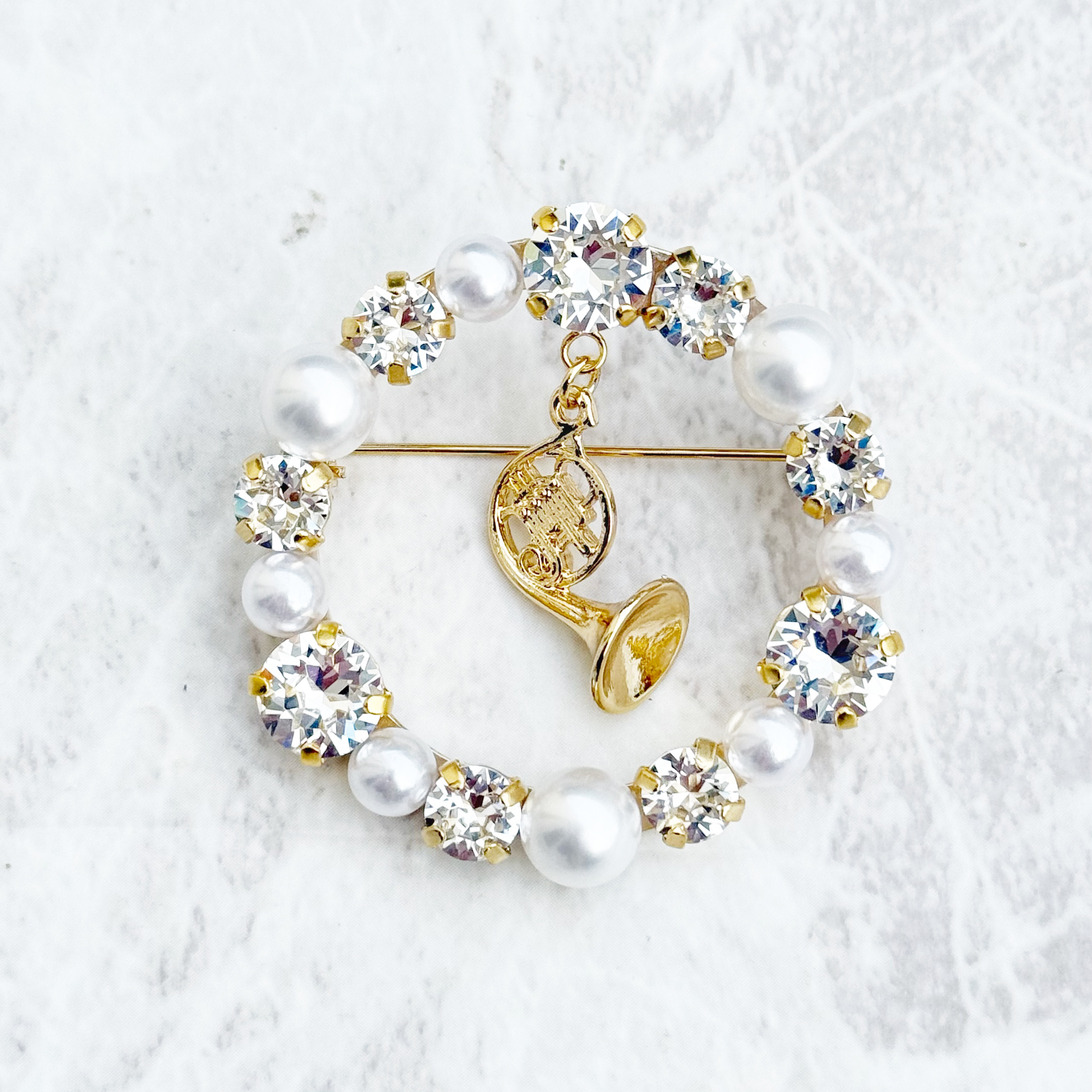 再販×1 ★送料無料★【選べる4way】 ♪ホルンブローチ リースブローチ 発表会 卒業式 ネックレスフォーマル　大きめ