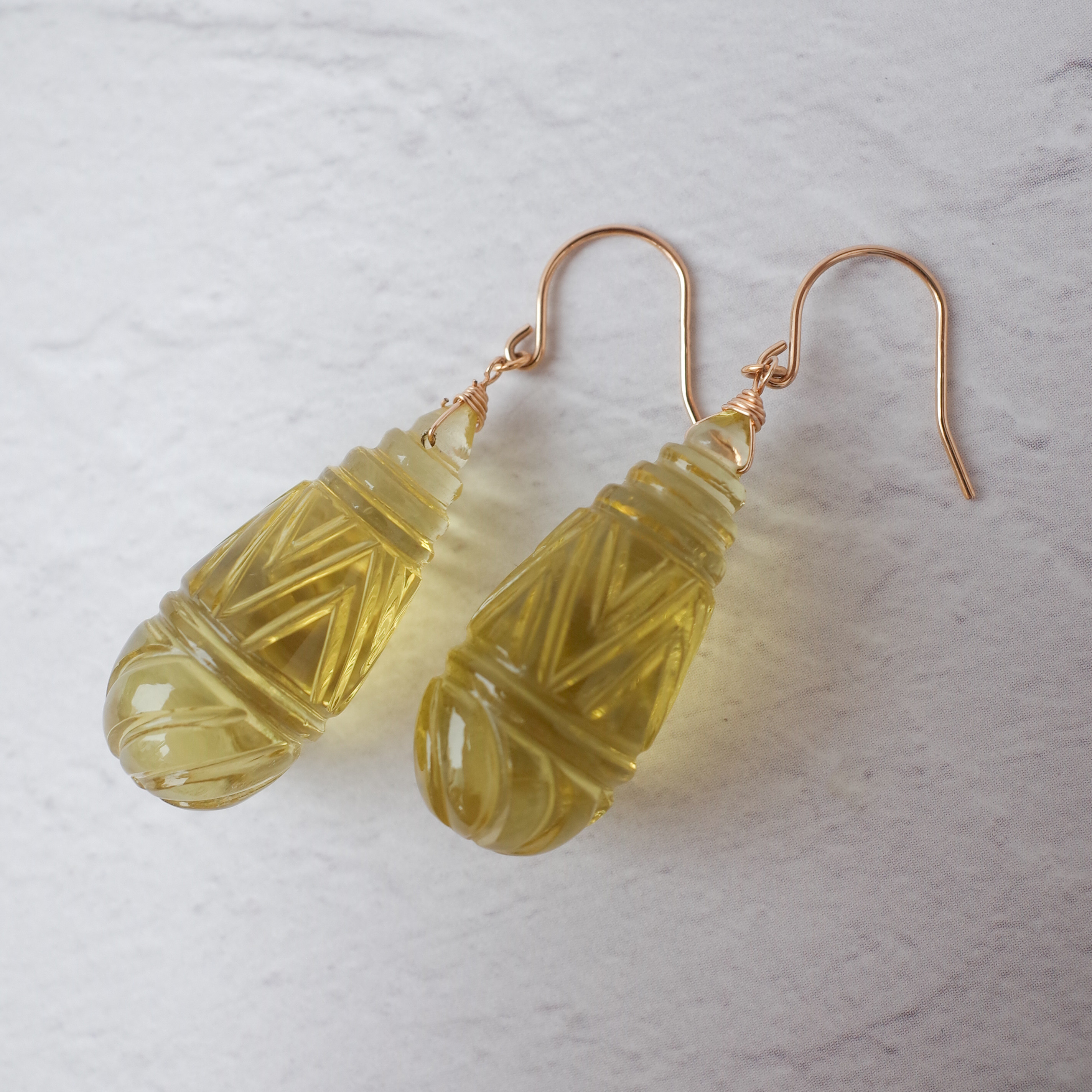 カービングレモンクォーツのフックピアス / K10