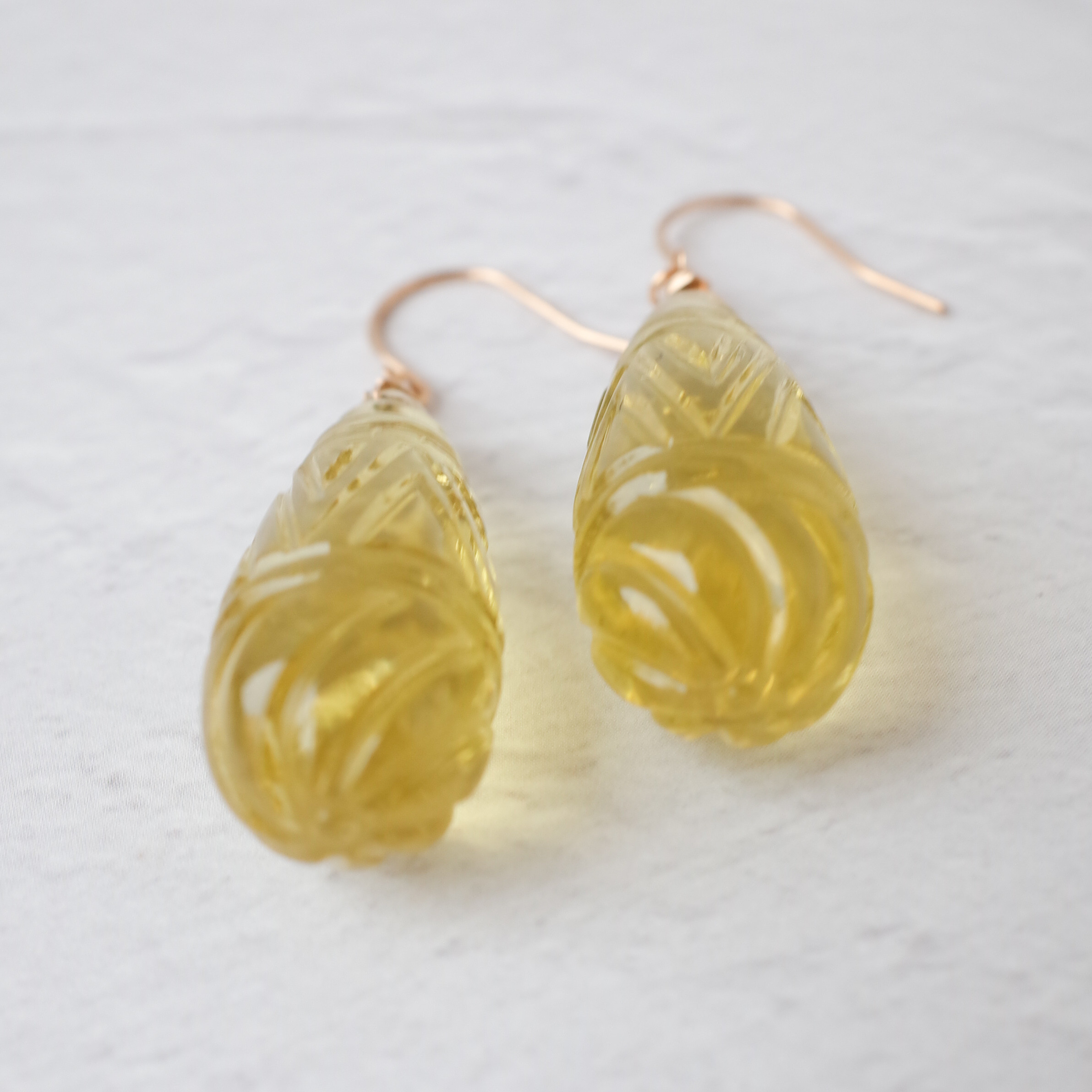カービングレモンクォーツのフックピアス / K10