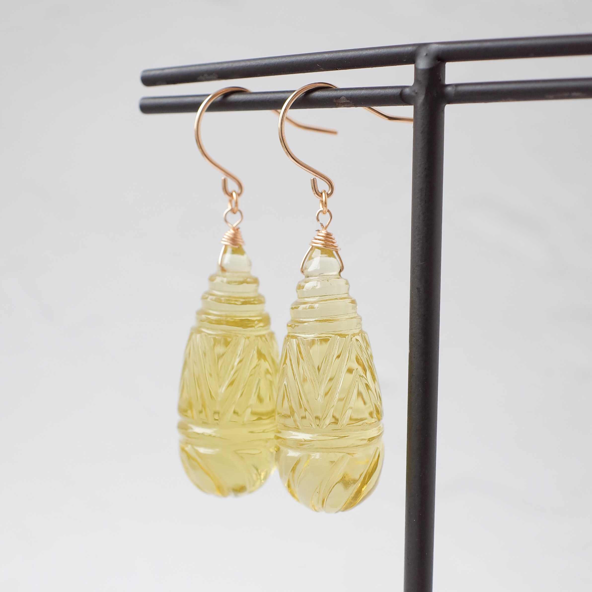 カービングレモンクォーツのフックピアス / K10