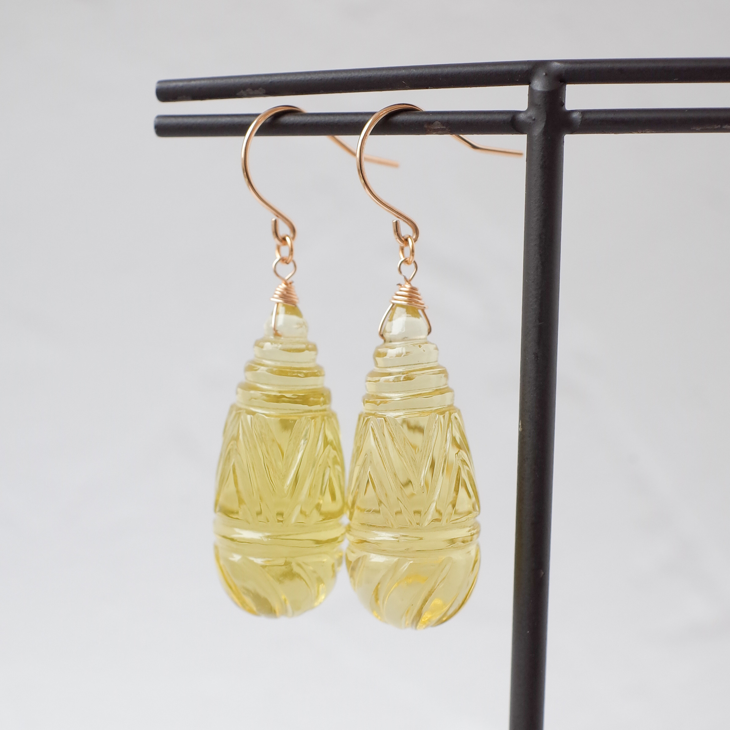 カービングレモンクォーツのフックピアス / K10