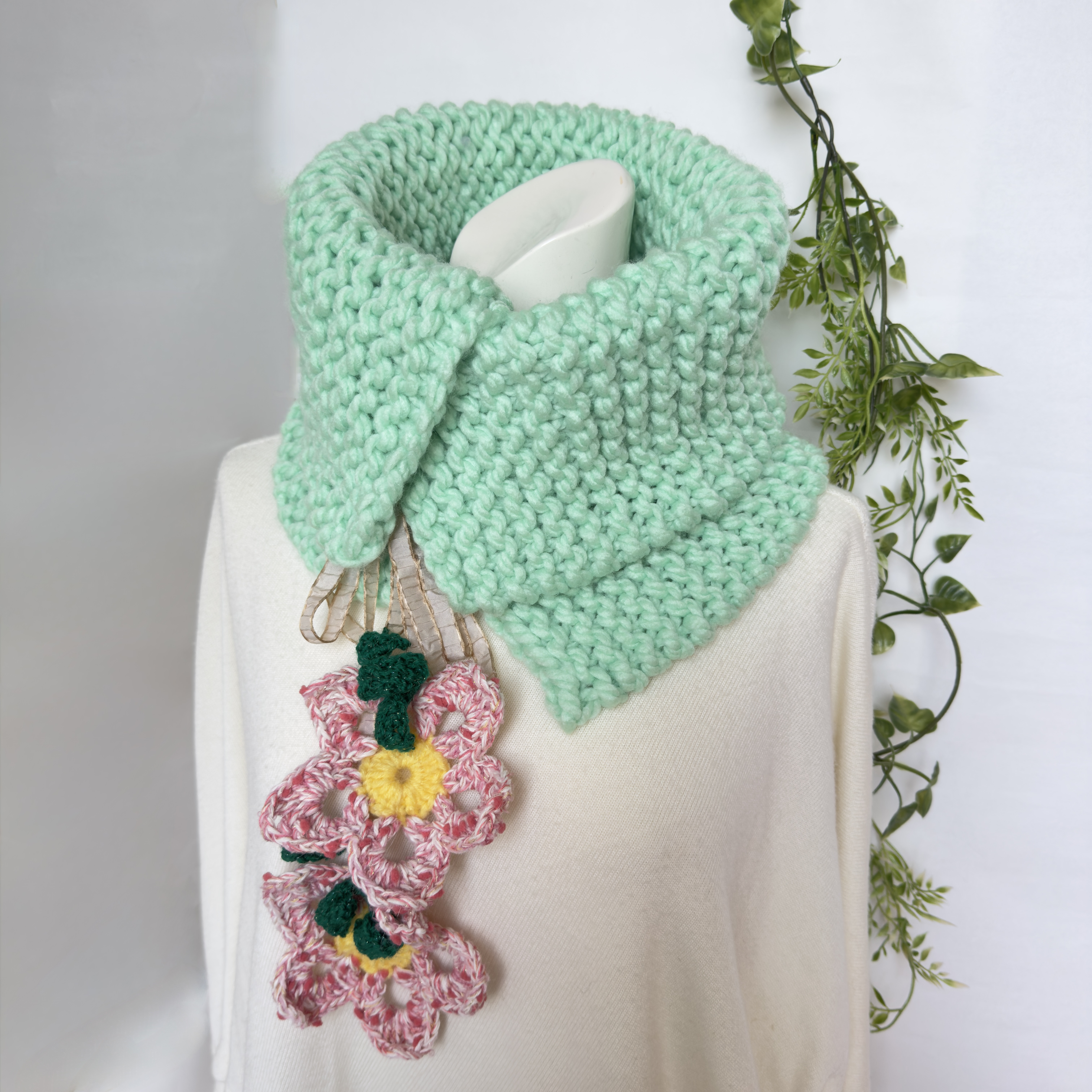 ☆お花モチーフ&つけ襟風マフラー ♪  パステルグリーン ♪ ハンドメイド☆【つけ襟／マフラー／ネックウォーマー】