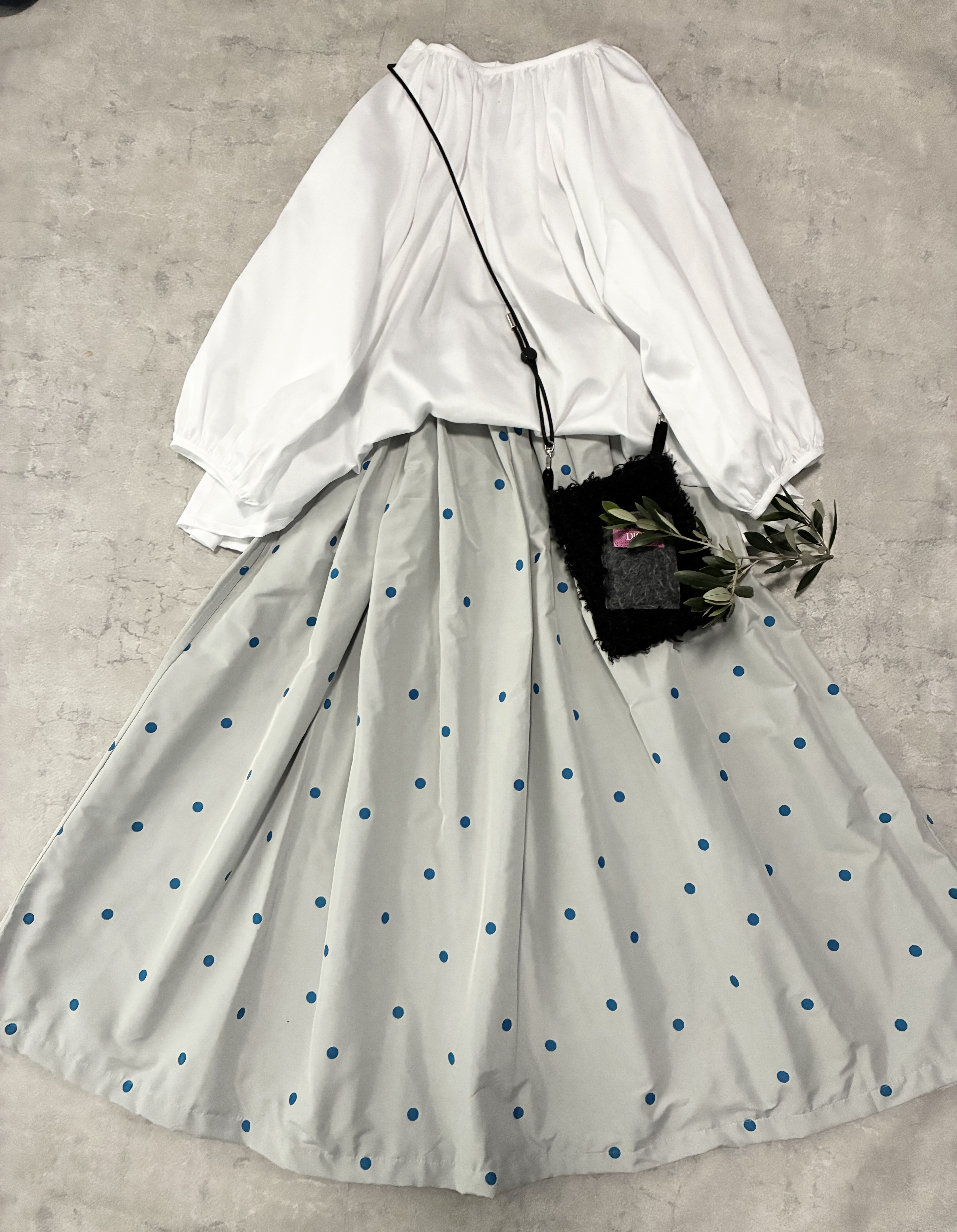 青い水玉のスカート