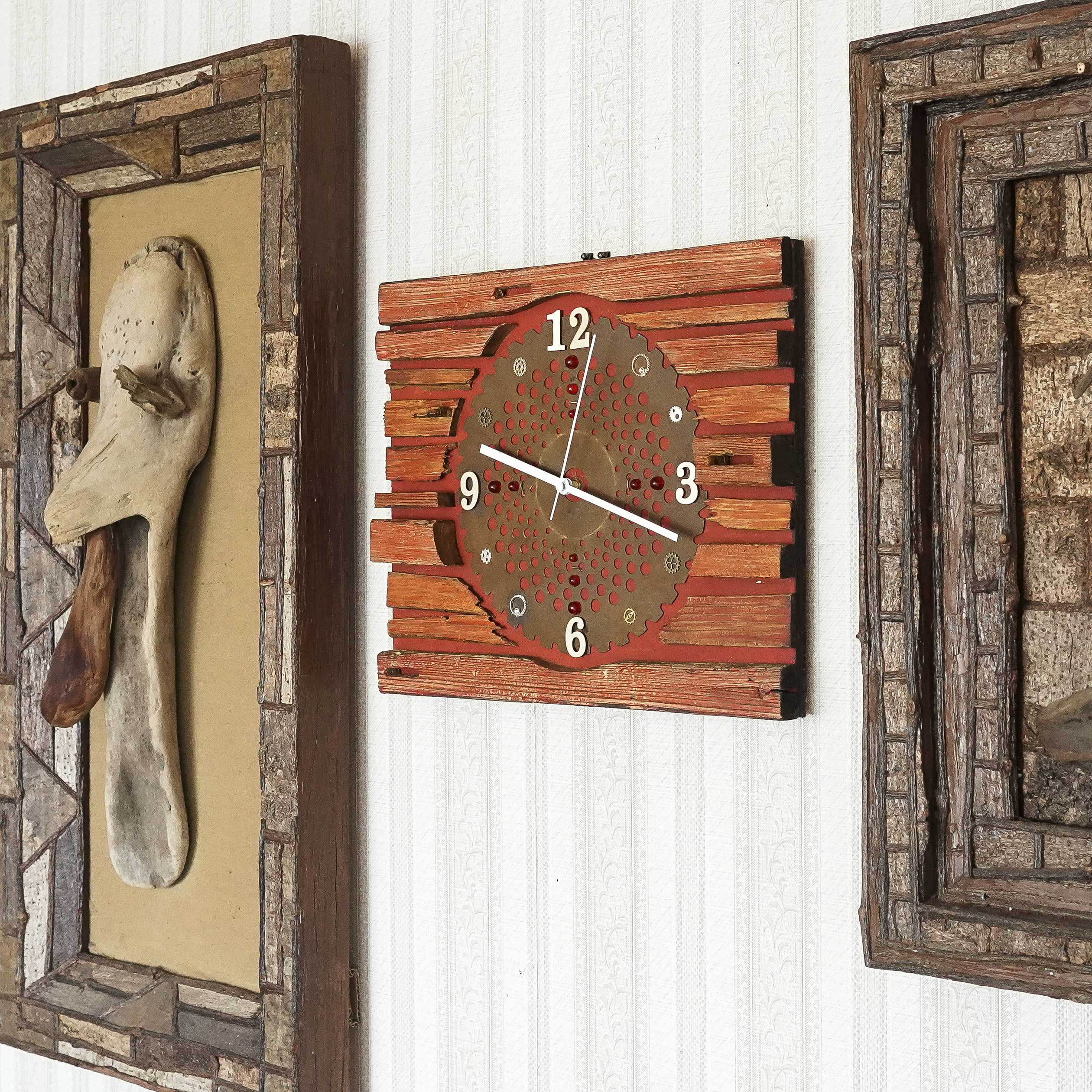 size　40ｃｍ　アートな壁掛け時計　草刈り歯を再利用した壁掛け時計　古材を再利用した木の壁掛け時計　２０３