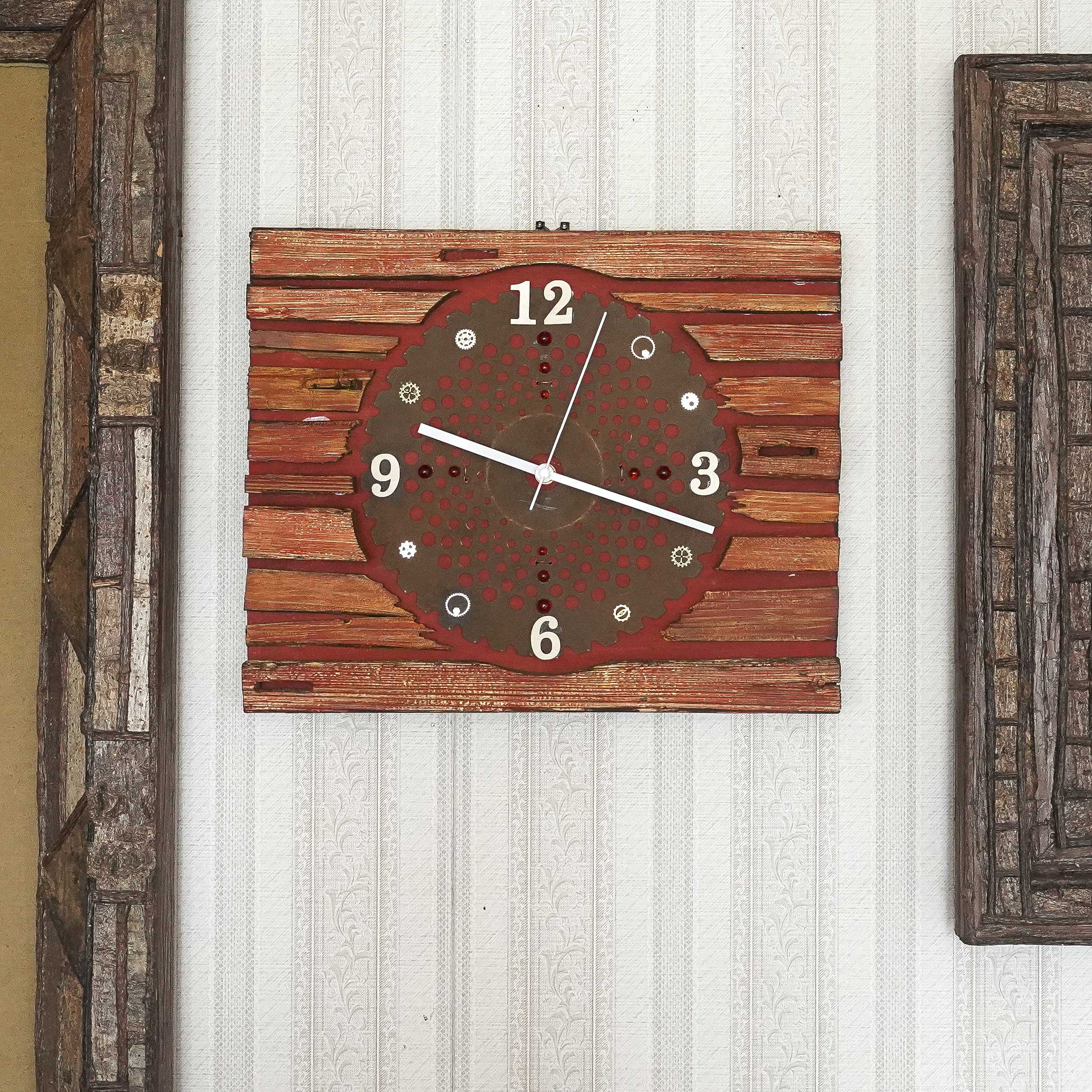 size　40ｃｍ　アートな壁掛け時計　草刈り歯を再利用した壁掛け時計　古材を再利用した木の壁掛け時計　２０３