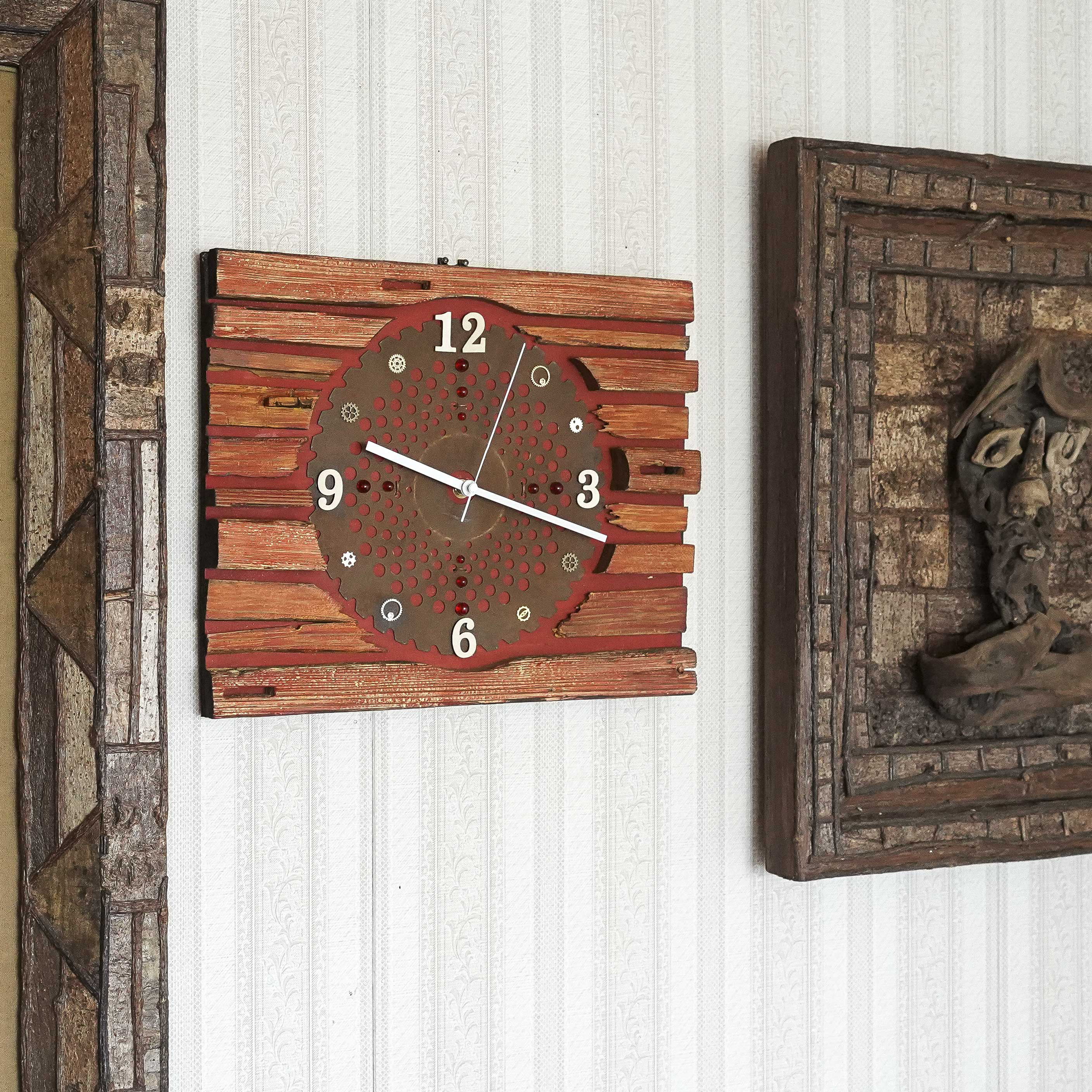 size　40ｃｍ　アートな壁掛け時計　草刈り歯を再利用した壁掛け時計　古材を再利用した木の壁掛け時計　２０３