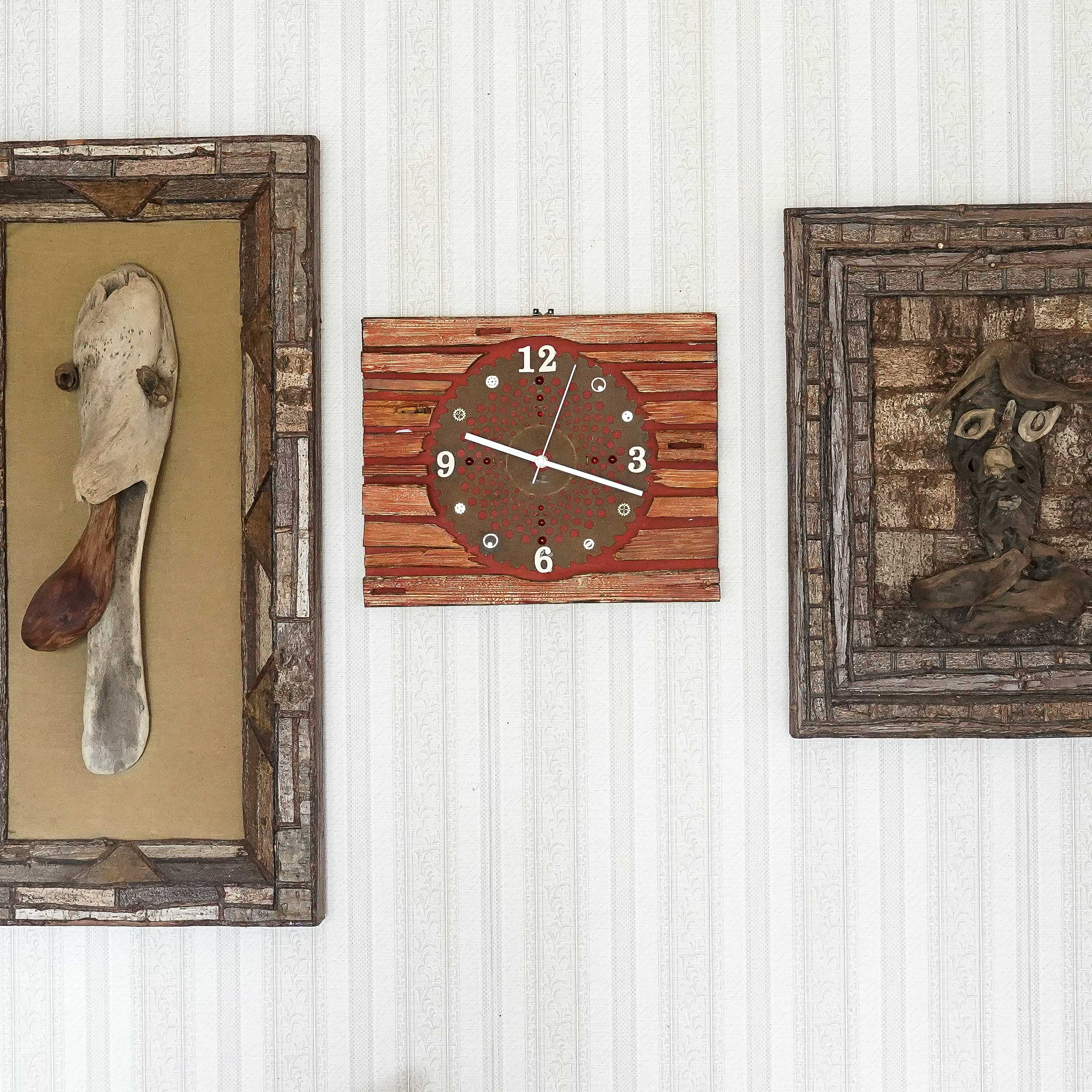 size　40ｃｍ　アートな壁掛け時計　草刈り歯を再利用した壁掛け時計　古材を再利用した木の壁掛け時計　２０３