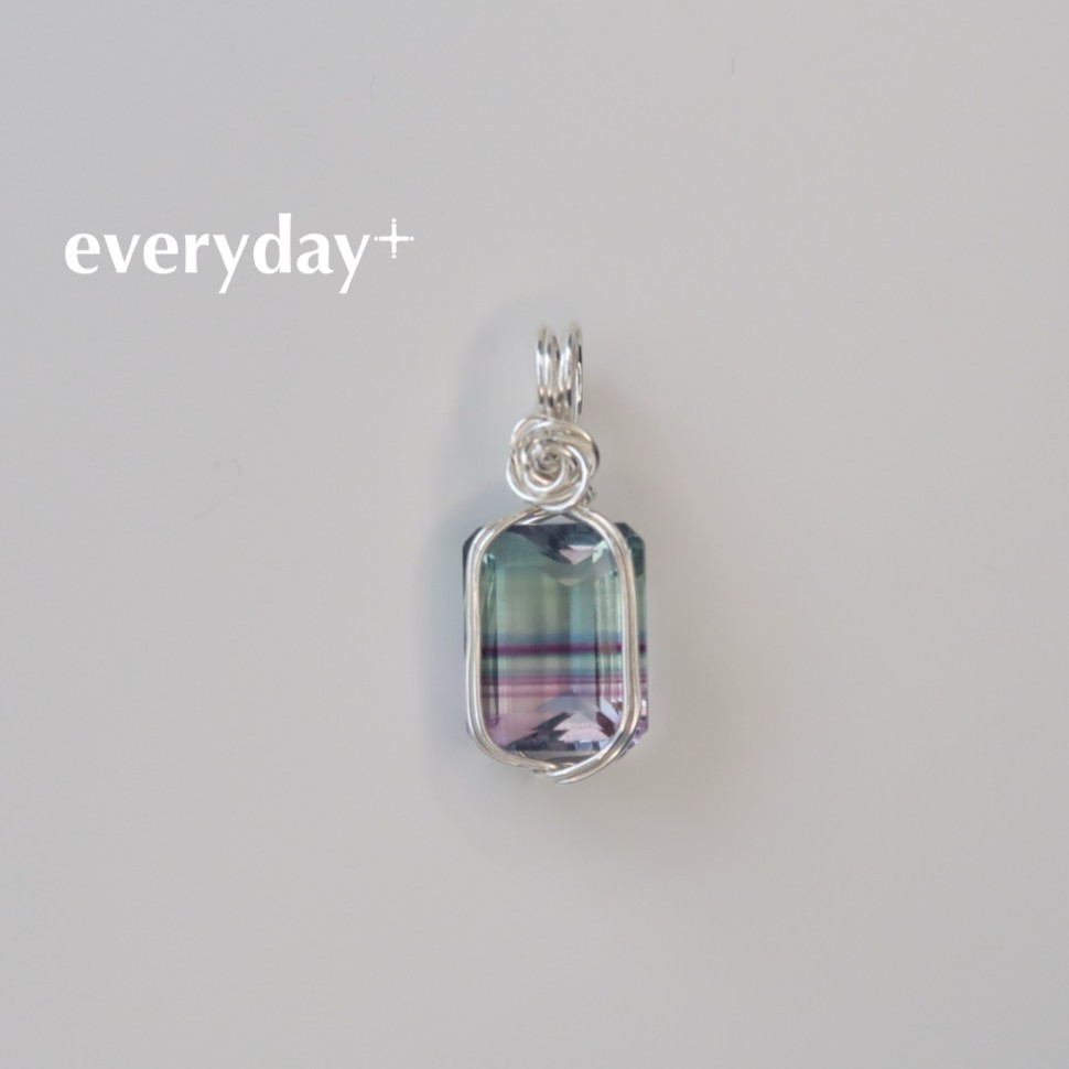 レインボーフローライトのペンダントトップ×アルゲンティウムシルバー935ワイヤーラッピング