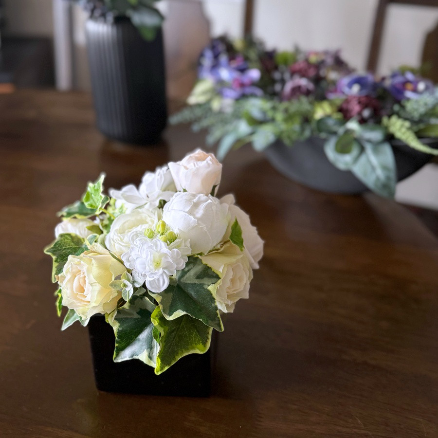 新生活にも【人気の白グリーン】大人っぽくエレガントなアーティフィシャルフラワーアレンジメント｜バラ アイビー