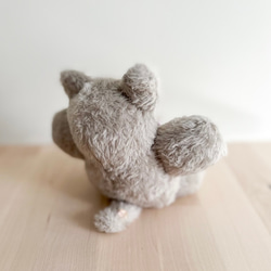 一款柔軟的毛絨貓咪玩具，陪伴您度過放鬆時光。它握在手中舒適貼合，也是絕佳的禮物。 第5張的照片