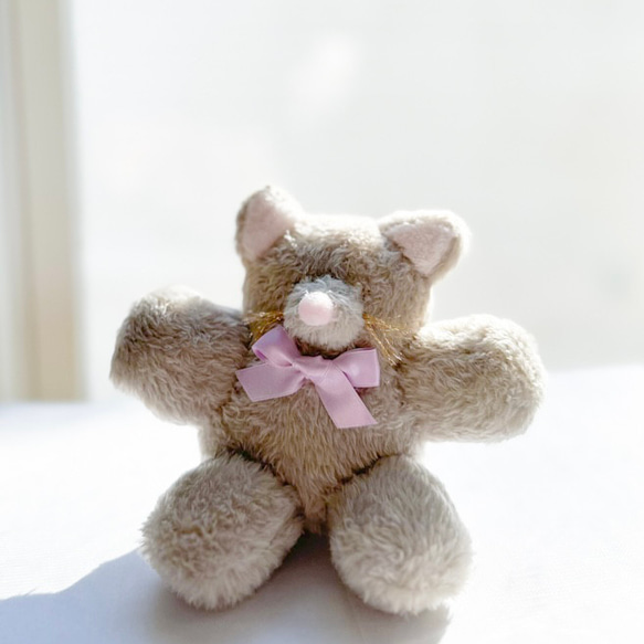 一款柔軟的毛絨貓咪玩具，陪伴您度過放鬆時光。它握在手中舒適貼合，也是絕佳的禮物。 第3張的照片