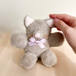 一款柔軟的毛絨貓咪玩具，陪伴您度過放鬆時光。它握在手中舒適貼合，也是絕佳的禮物。 第2張的照片