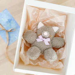 一款柔軟的毛絨貓咪玩具，陪伴您度過放鬆時光。它握在手中舒適貼合，也是絕佳的禮物。 第6張的照片