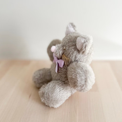 一款柔軟的毛絨貓咪玩具，陪伴您度過放鬆時光。它握在手中舒適貼合，也是絕佳的禮物。 第4張的照片