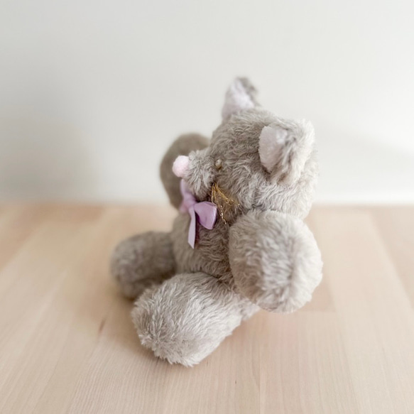 一款柔軟的毛絨貓咪玩具，陪伴您度過放鬆時光。它握在手中舒適貼合，也是絕佳的禮物。 第4張的照片