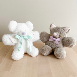 一款柔軟的毛絨貓咪玩具，陪伴您度過放鬆時光。它握在手中舒適貼合，也是絕佳的禮物。 第9張的照片