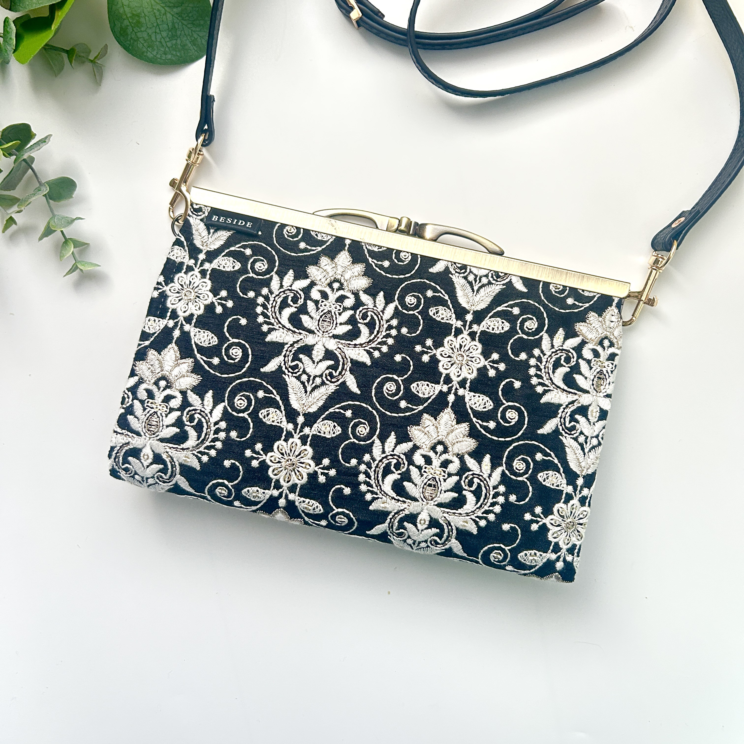 アラベスクフローラル　インド刺繍のお財布ショルダー