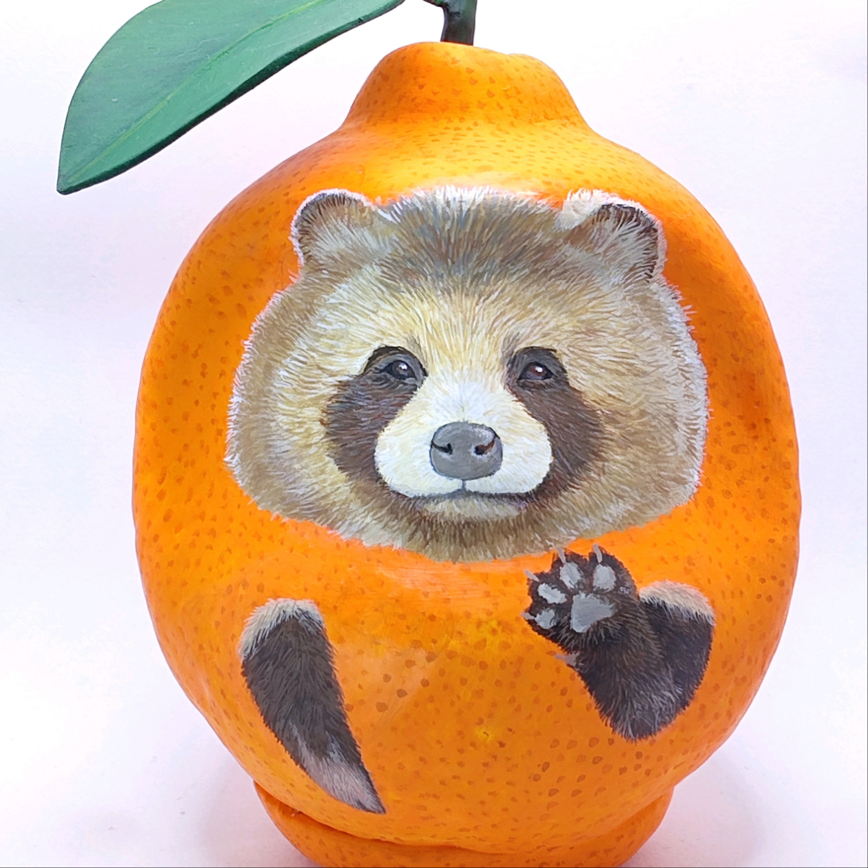 ぽんっと福を招く　デコポンに入った縁起物 たぬきの張り子だるま《デコポン太》