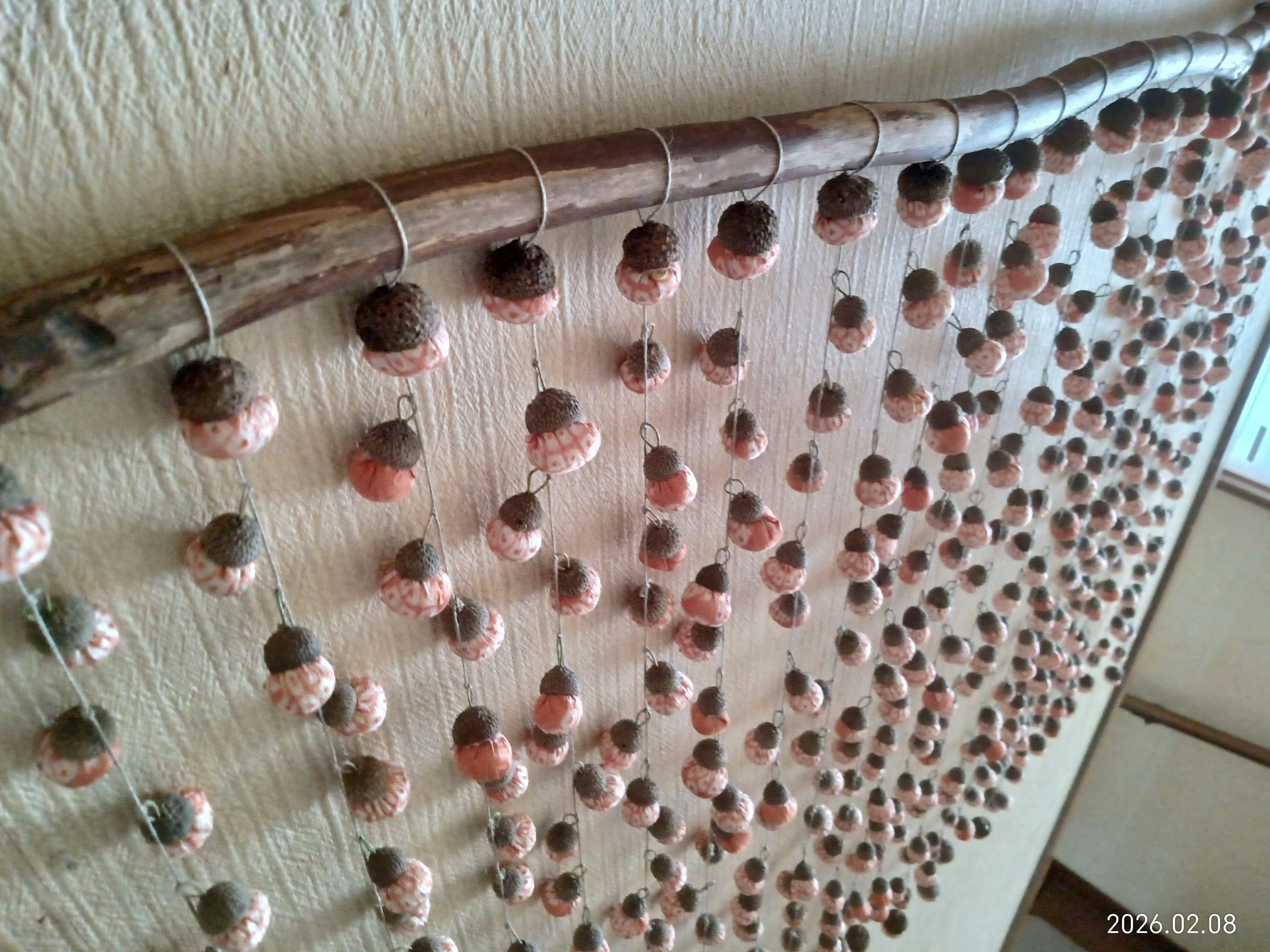 「どんぐりが揺れる のれん － 正絹絞りと天然木 －」