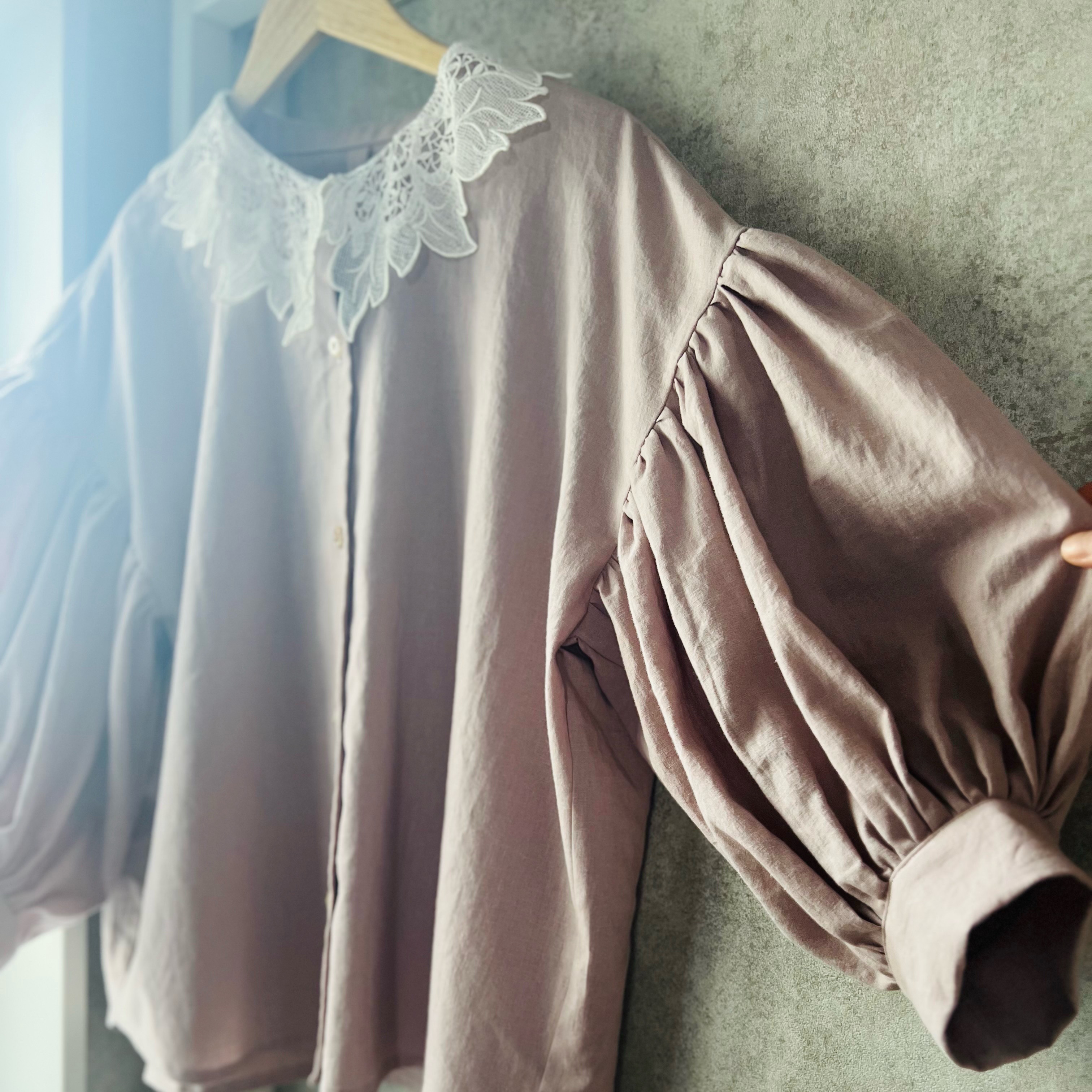 レース襟とふんわり袖の花ボタンブラウス ハーフリネン くすみピンク