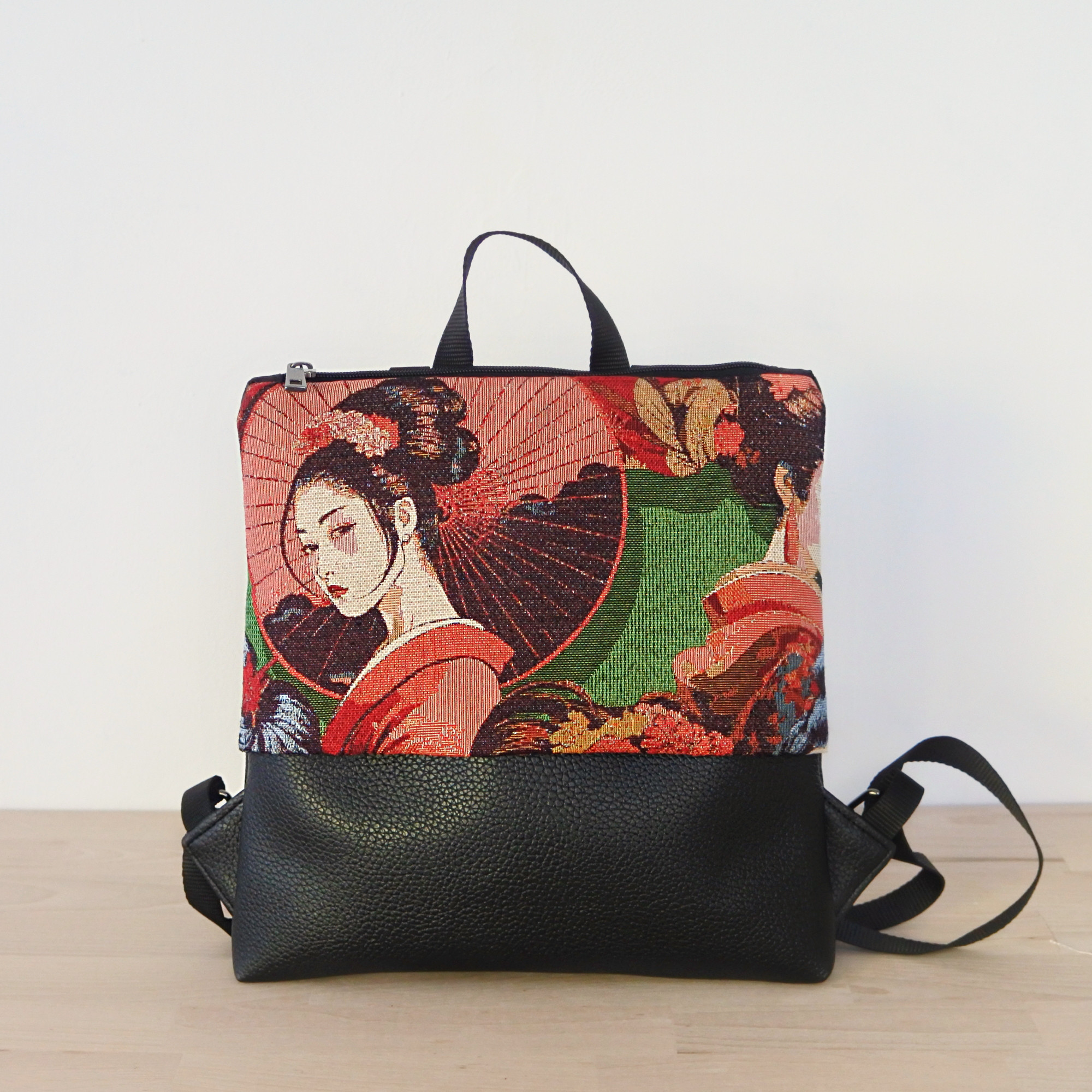 ［送料無料］イタリアより～黒合皮のリュックサックアジア女性