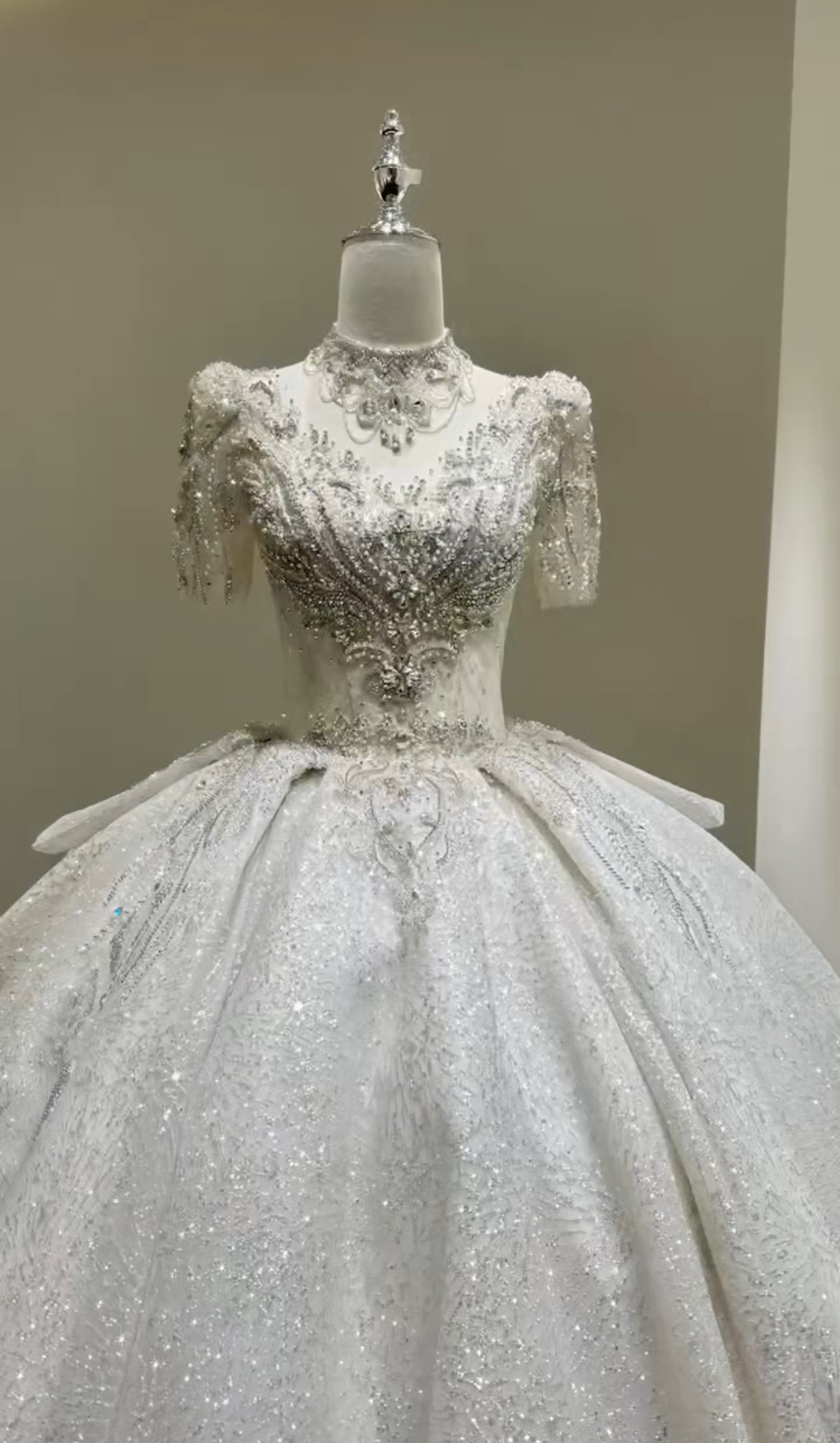 シンプル　ウェディングドレス　キラキラスカート　グッリター　ラメ入り　可愛い　抜群　目立つ　披露宴お呼ばれサイズオーダー