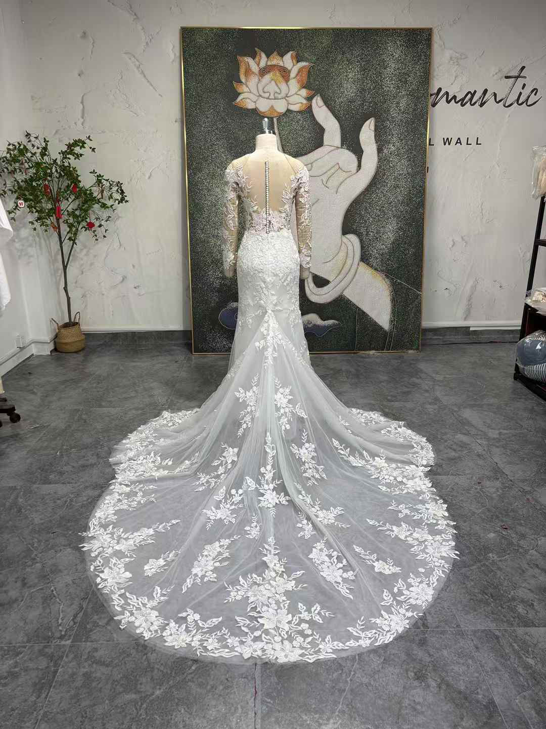 春の超早割2025　タイトスカート　上品レース　シースルーお袖　くるみボタン　アンティークなドレス　花柄刺繍　美しい花嫁