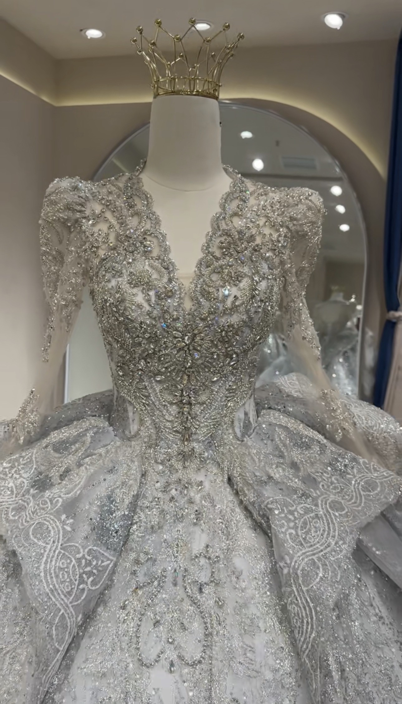 新作　イリュージョンネック　ソフトチュール　フレアスカート　vネック送料無料ウェディングドレス　優雅なシルエット花嫁挙式