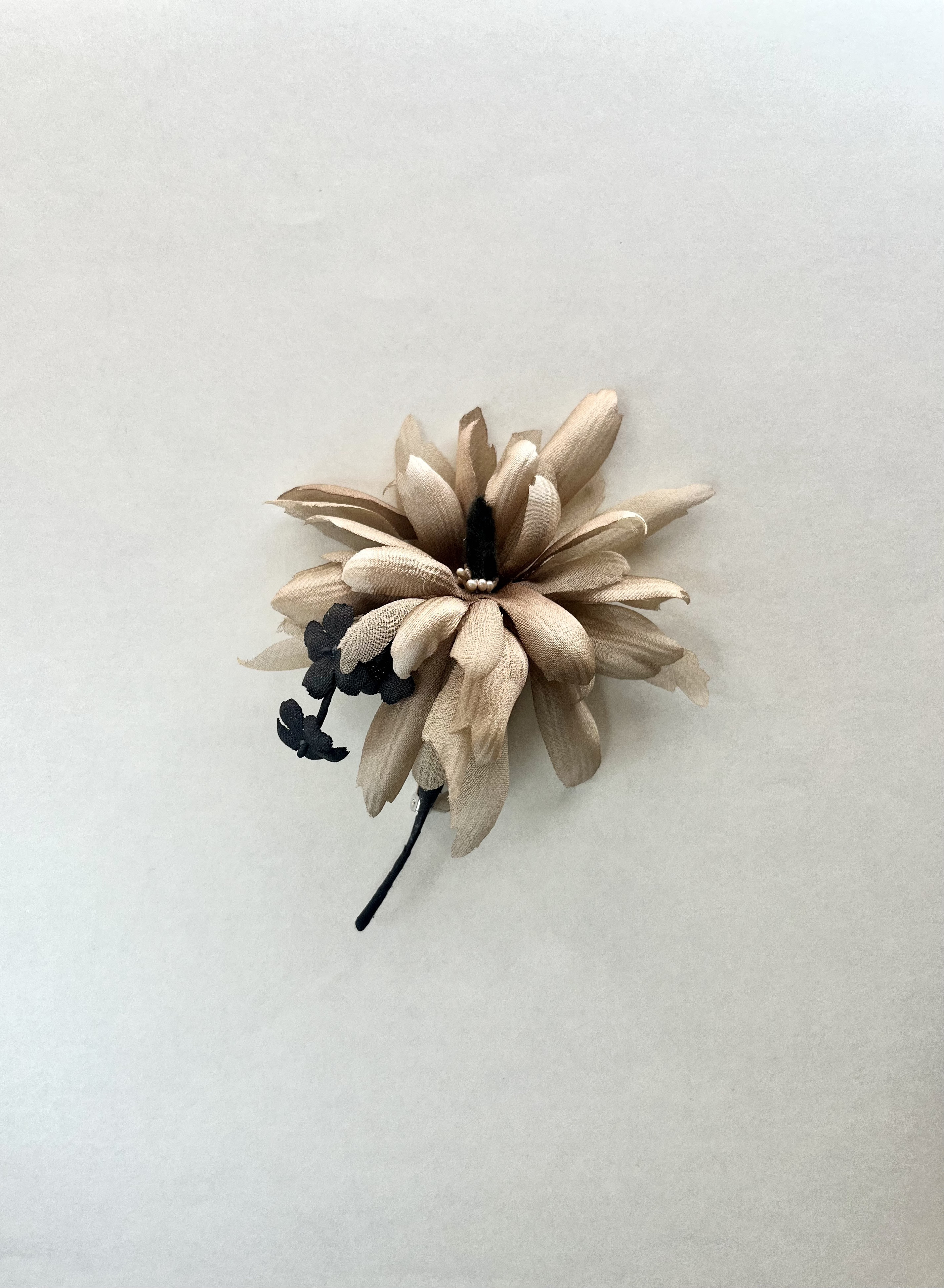 【布花】グレイッシュベージュのコサージュ　（Mサイズ）アートフラワー