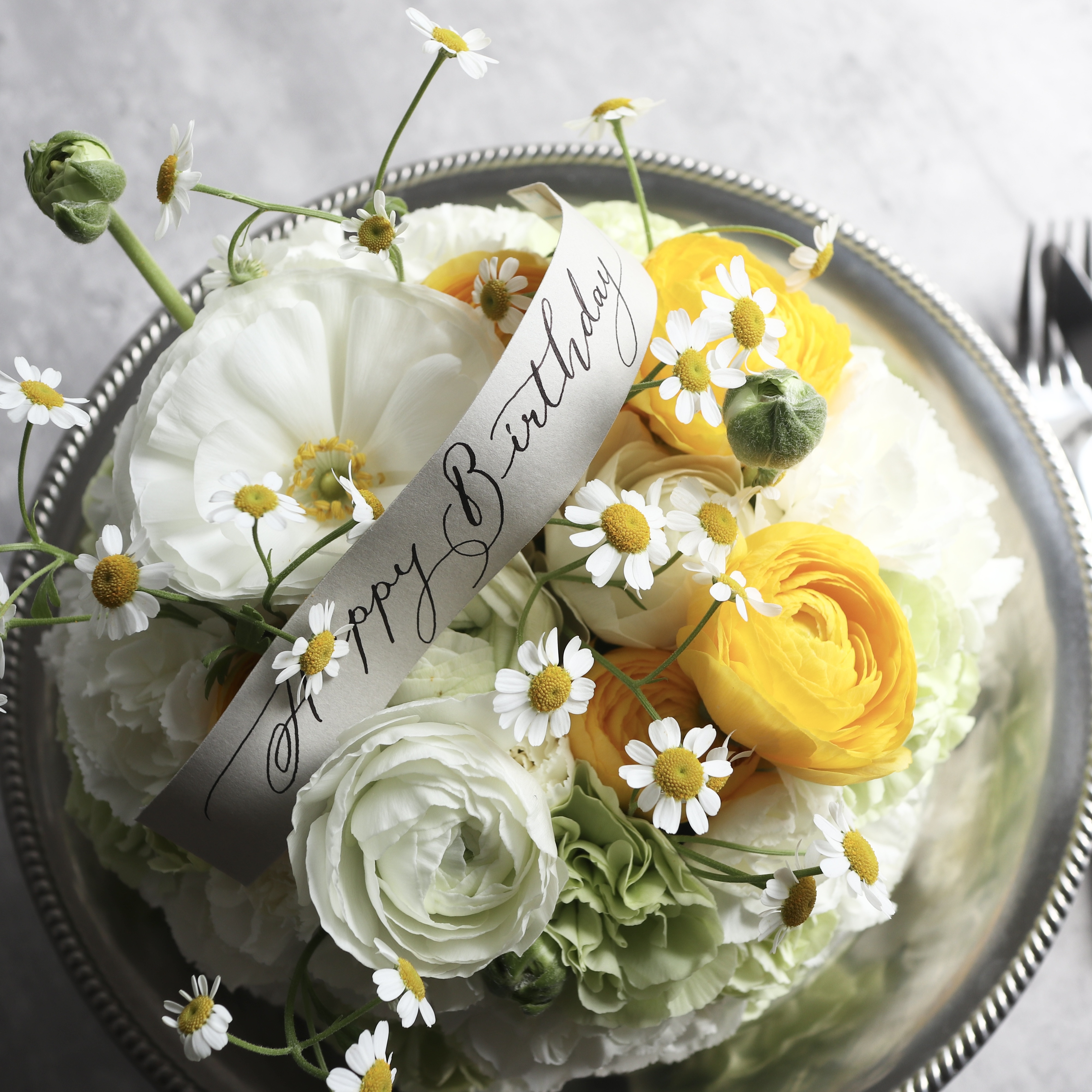 【生花】お花のサプライズケーキ　フラワーケーキ　春限定　ラナンキュラス