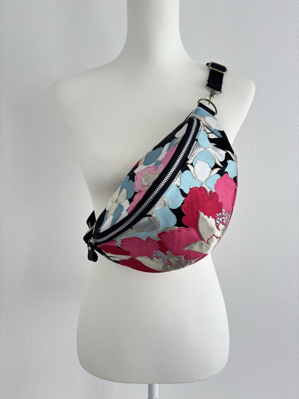 正絹着物帯リメイク ボディバッグ／スリングバッグ｜花文様 和柄｜一点