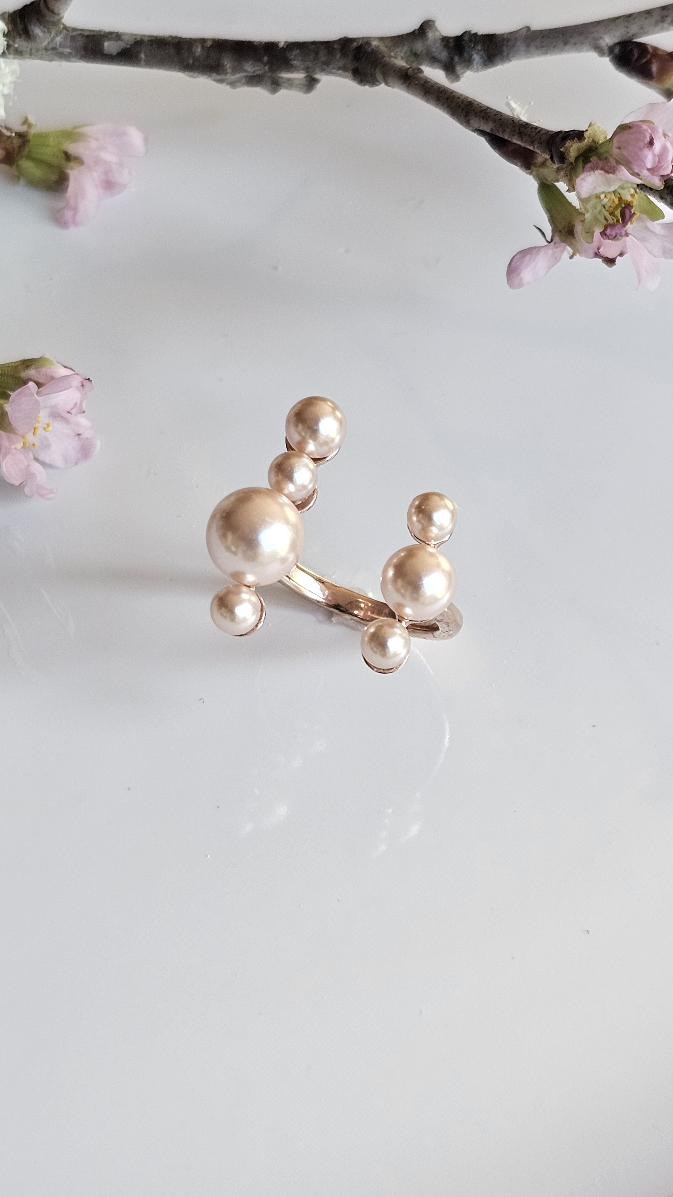 桜ひらく指先に ― ピンクパールリングセレモニーにぴったり、ER-240