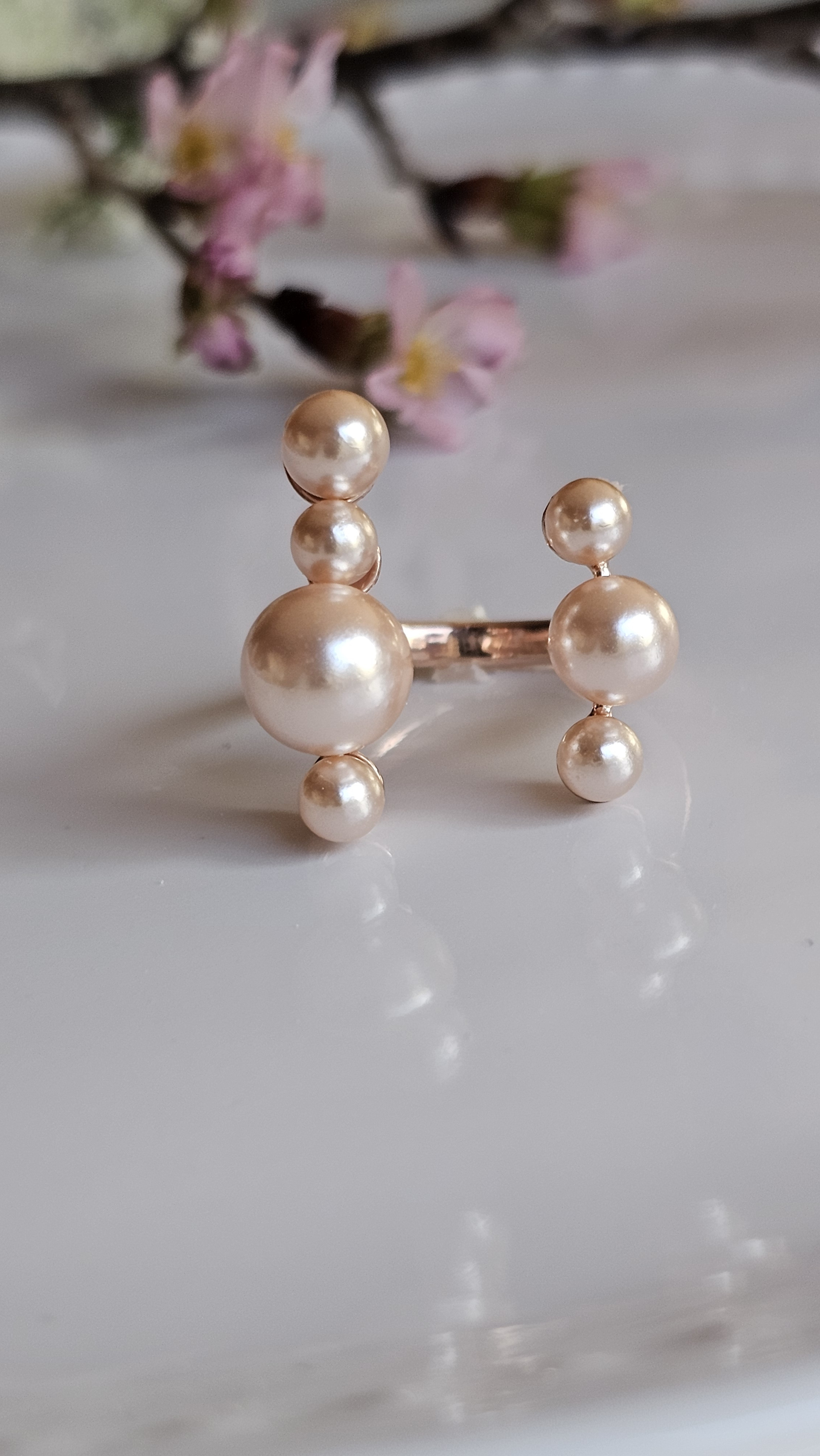 桜ひらく指先に ― ピンクパールリングセレモニーにぴったり、ER-240