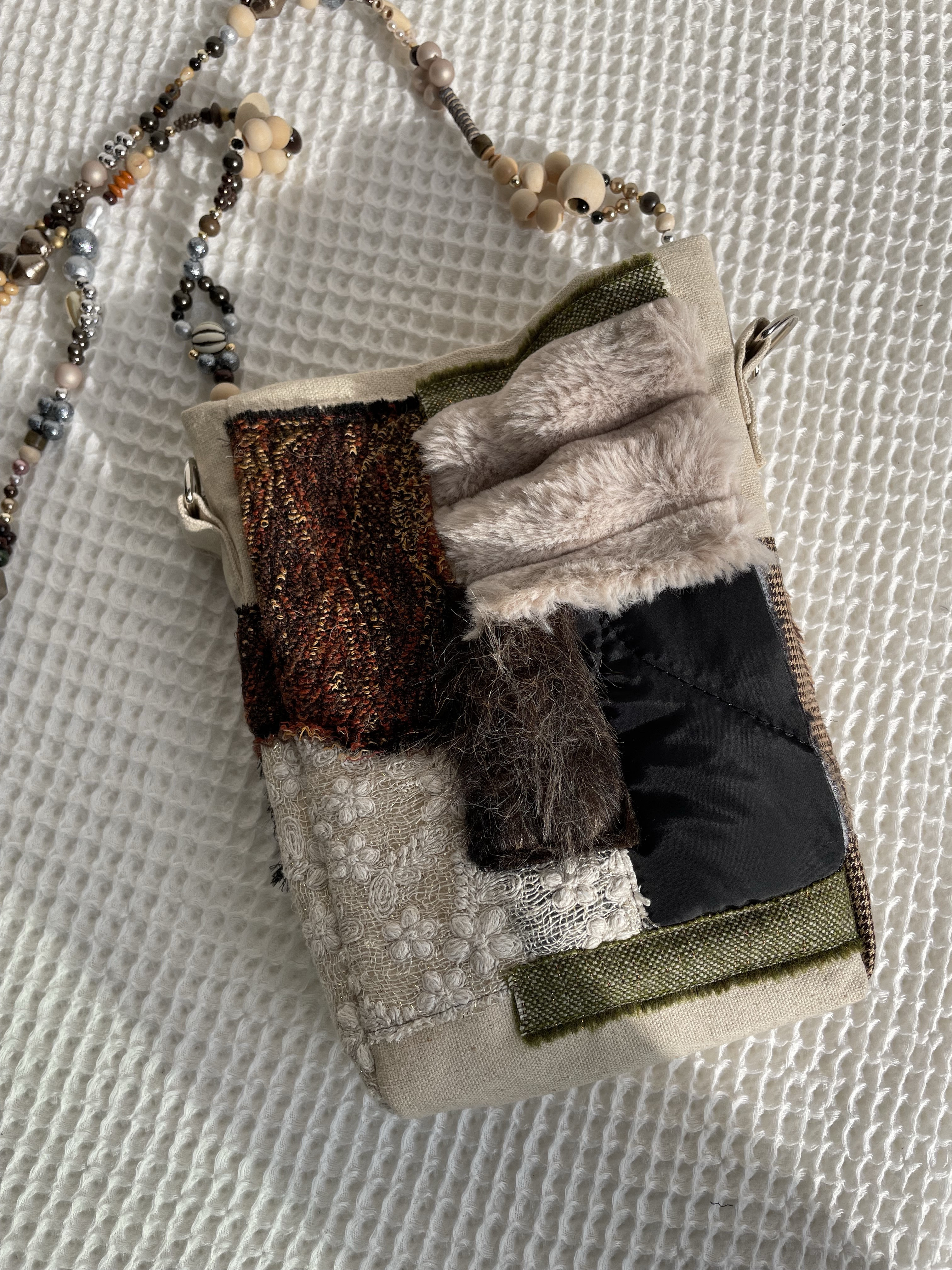 異素材のポシェットバッグ