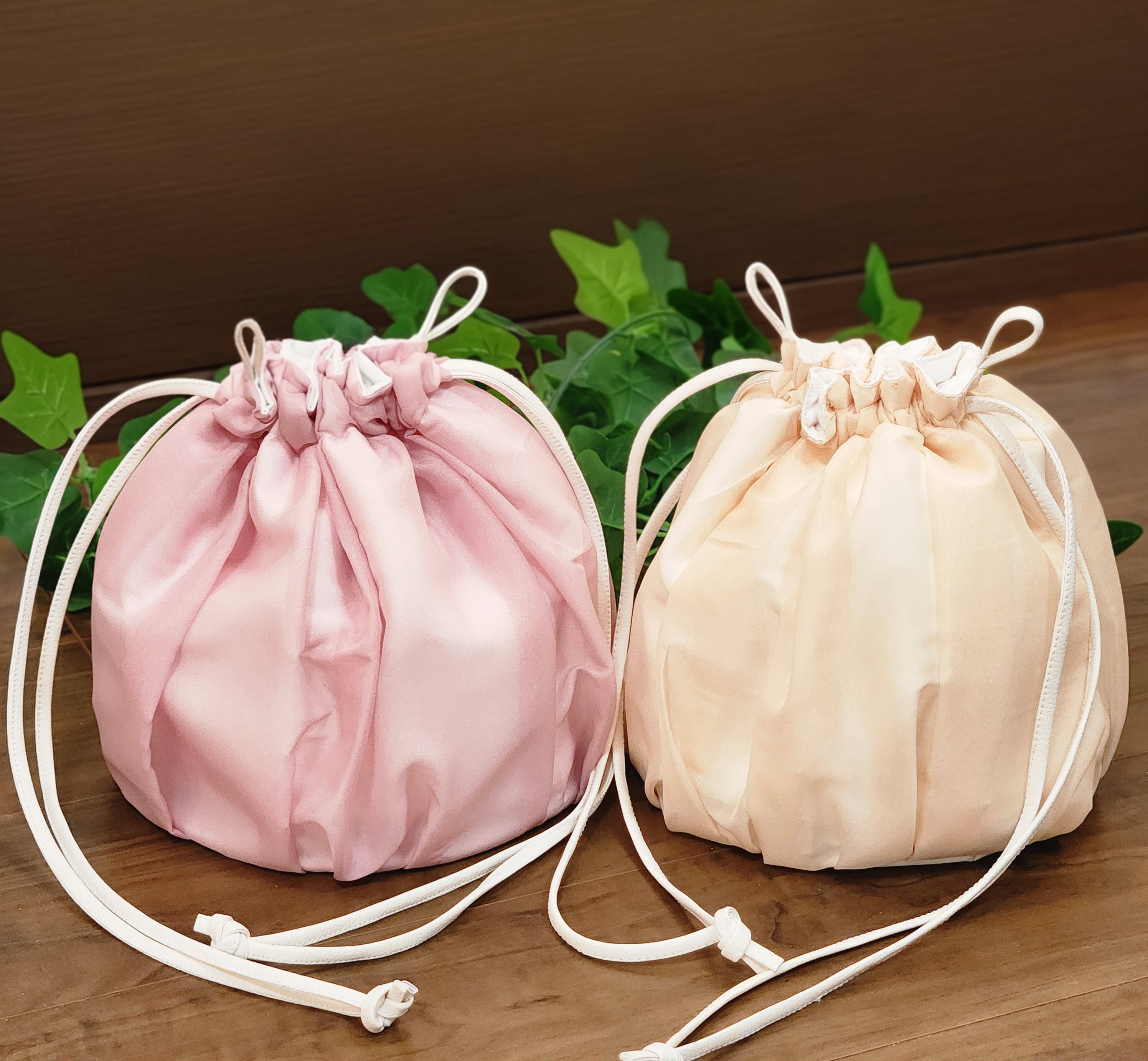 【トレンドのシアー素材】 フェイクレザー×シアー巾着バッグ