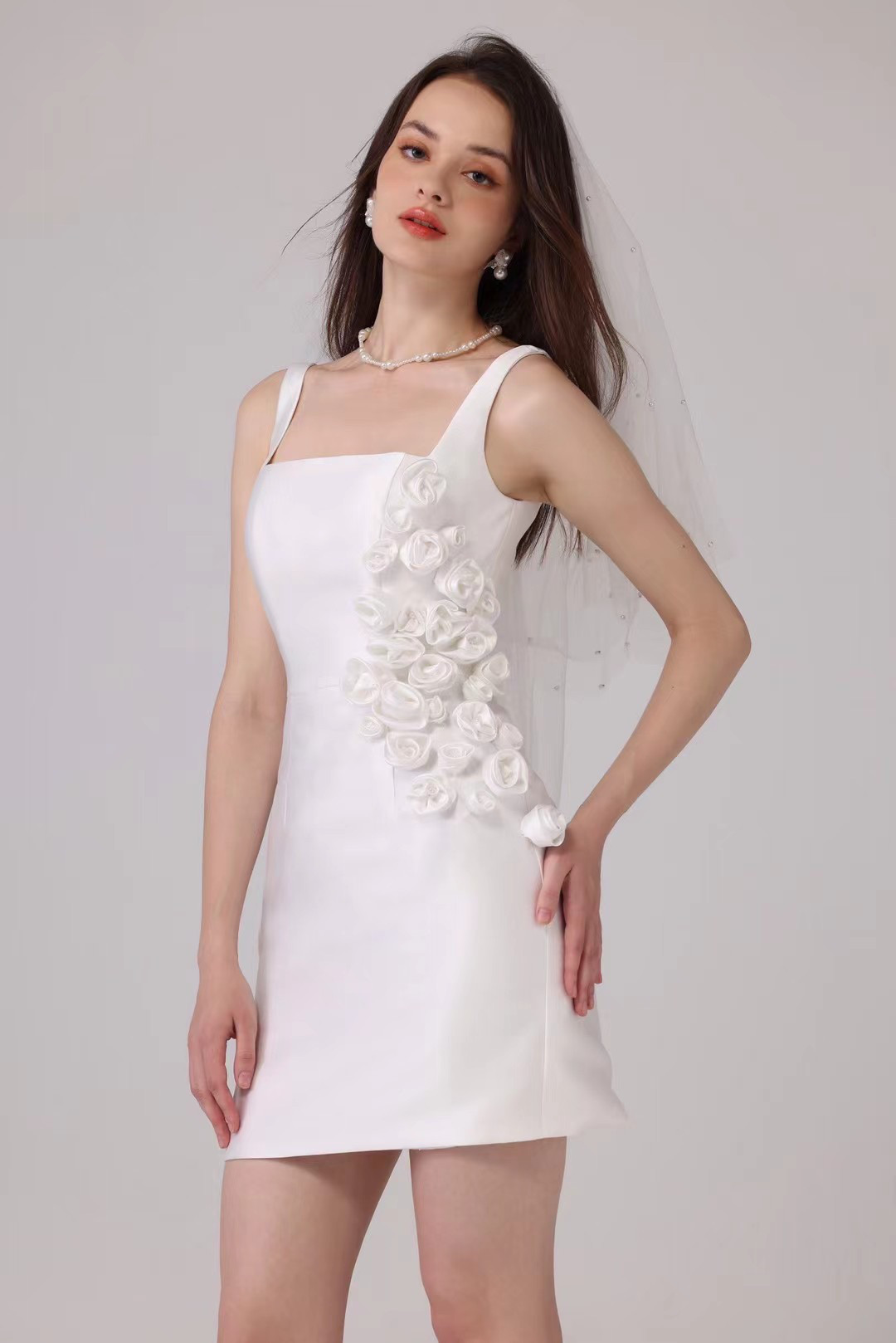 お買い得！シンプル　高級サテン　背中見せ　くるみボタン　お花飾り　可愛いドレス　成人式　ワンピース　上品音楽会演奏デート