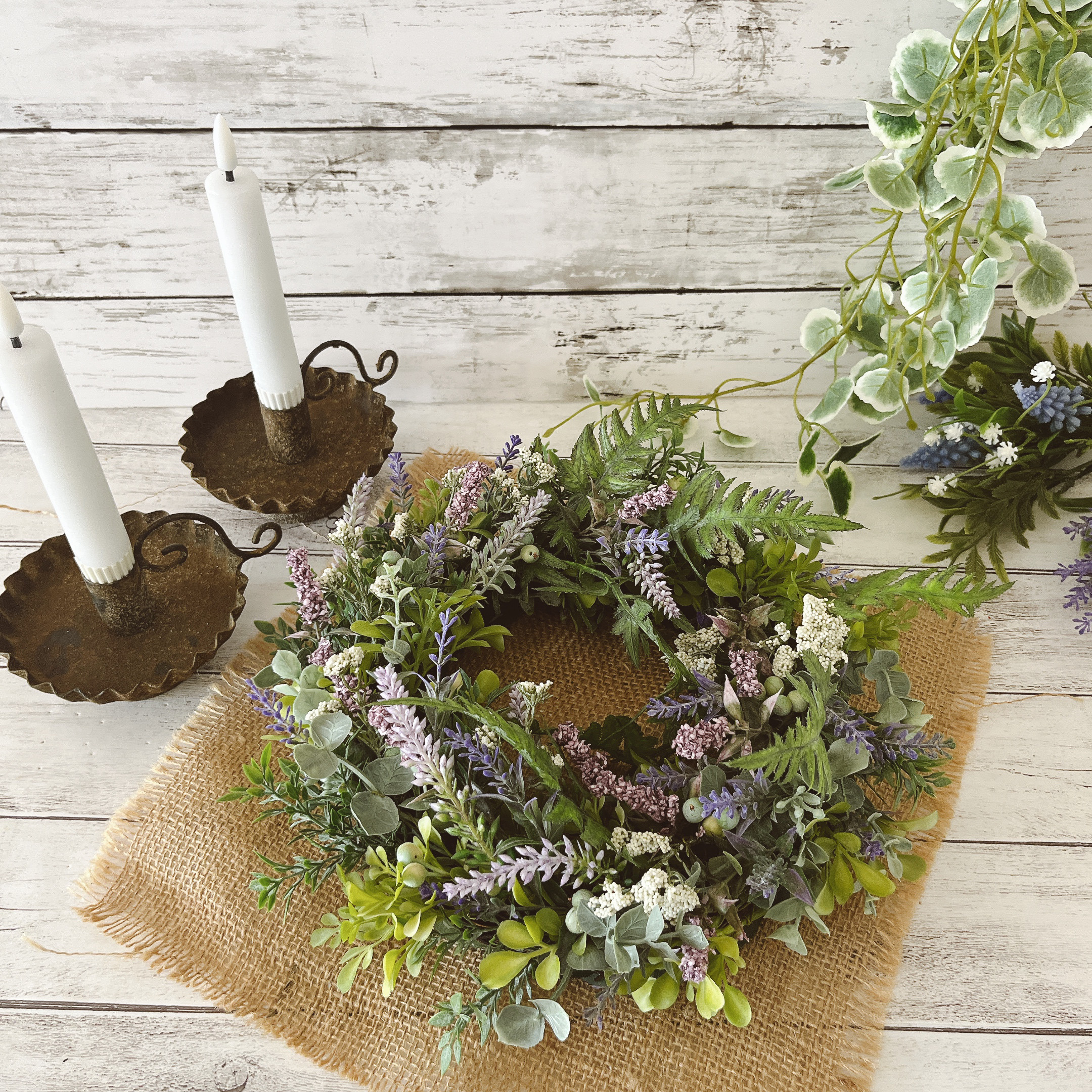 ラベンダーと白小花のナチュラルリース　日常に爽やかな風を