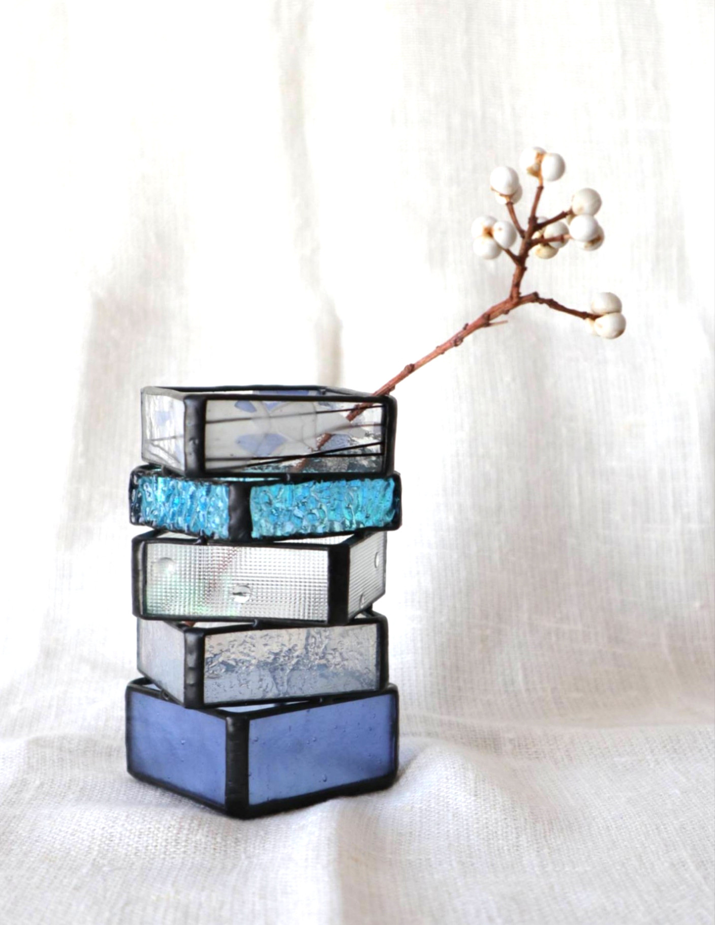 neji-neji 一輪挿し・《瑠璃茉莉ﾙﾘﾏﾂﾘ》